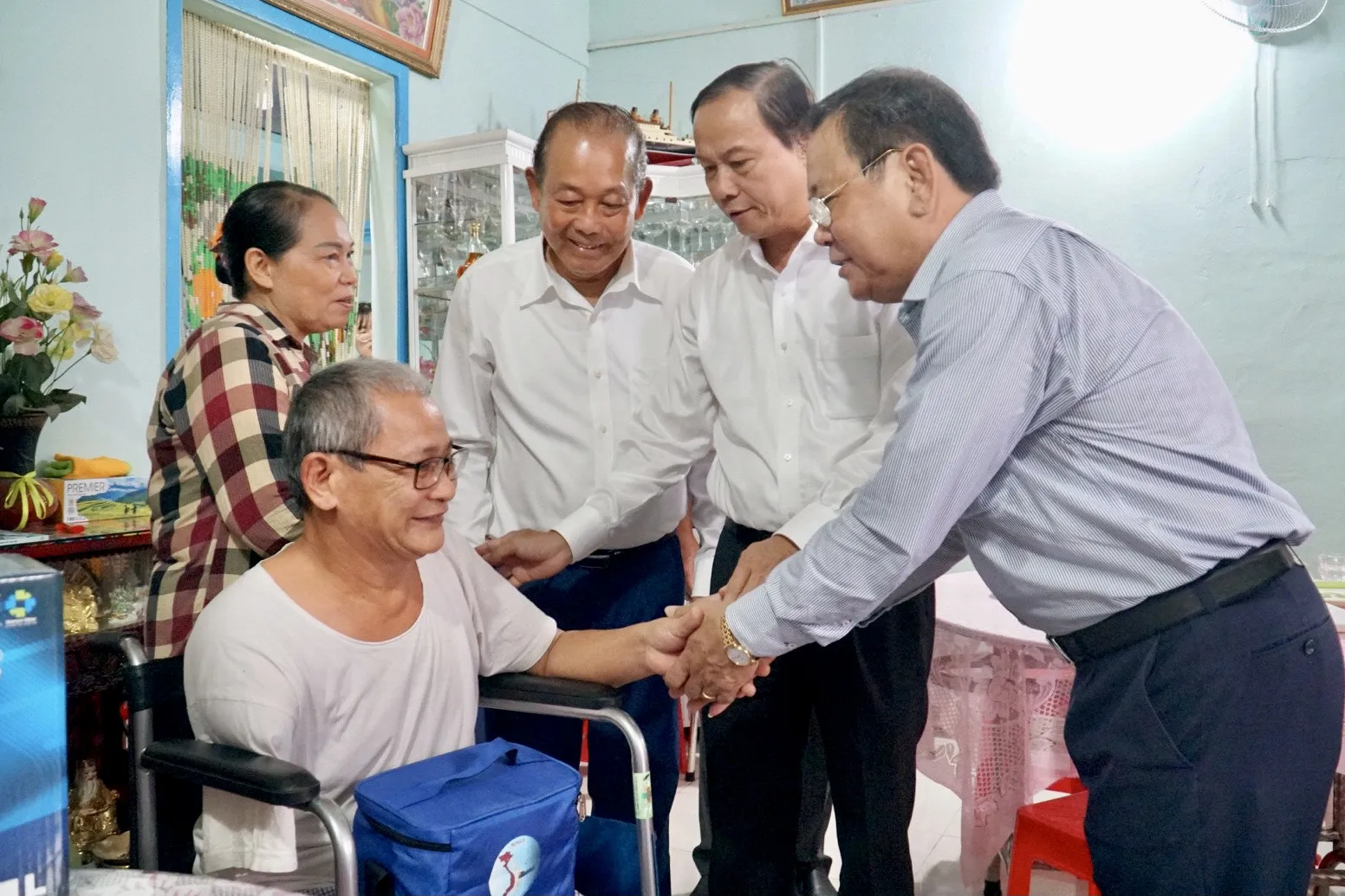 Còn tại gia đình ông Châu Minh Hoàng, những giọt nước mắt đã rơi khi đoàn công tác đến thăm. Bà Lê Thị Bé, vợ ông Châu Minh Hoàng cho biết con trai lớn đã mất trong một lần đi biển, còn ông Hoàng cũng gặp tai nạn vào đầu năm 2023, mất một cánh tay... Còn tại gia đình ông Châu Minh Hoàng, những giọt nước mắt đã rơi khi đoàn công tác đến thăm. Bà Lê Thị Bé, vợ ông Châu Minh Hoàng cho biết con trai lớn đã mất trong một lần đi biển, còn ông Hoàng cũng gặp tai nạn vào đầu năm 2023, mất một cánh tay...