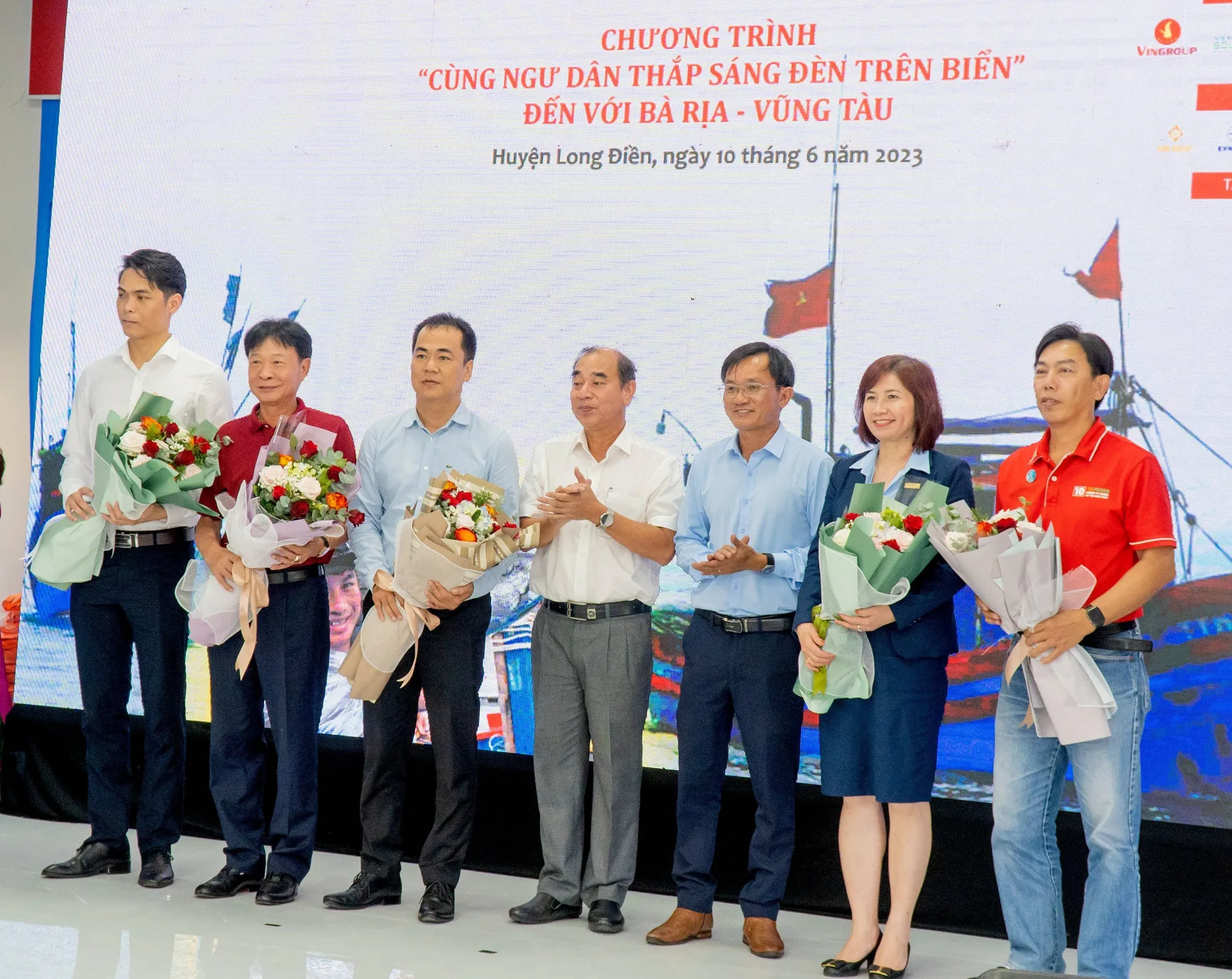 Ông Nguyễn Đức Hiển, Phó Tổng biên tập Thường trực báo Pháp Luật TP.HCM và ông Lâm Văn Hồng, Chủ tịch UBND huyện Long Điền, trao hoa tri ân các nhà tài trợ của chương trình. Ông Nguyễn Đức Hiển, Phó Tổng biên tập Thường trực báo Pháp Luật TP.HCM và ông Lâm Văn Hồng, Chủ tịch UBND huyện Long Điền, trao hoa tri ân các nhà tài trợ của chương trình.