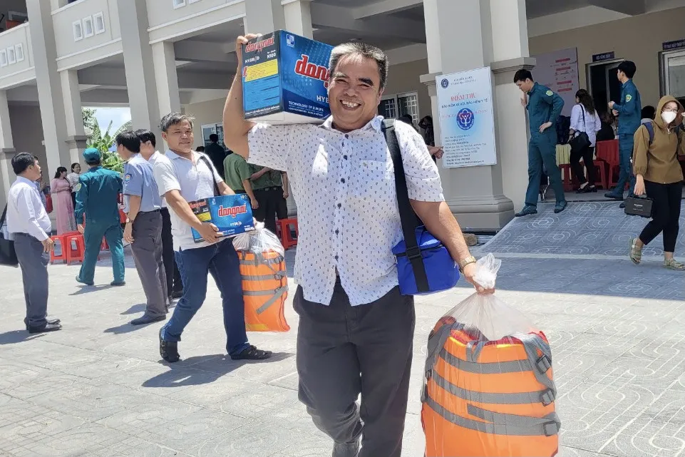 Niềm vui của một ngư dân khi nhận quà từ chương trình "Cùng ngư dân thắp sáng đèn trên biển". Niềm vui của một ngư dân khi nhận quà từ chương trình "Cùng ngư dân thắp sáng đèn trên biển".