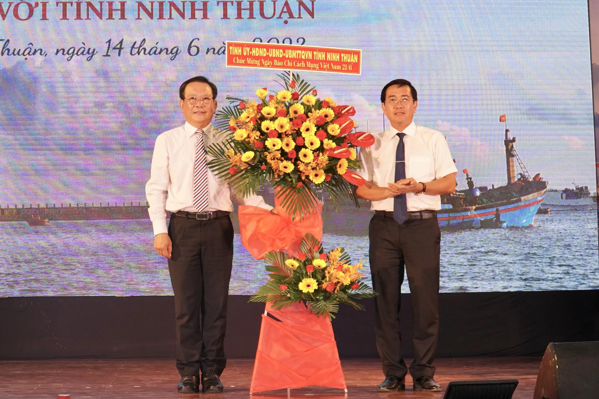 Ông Phạm Văn Hậu, Phó Bí thư Thường trực Tỉnh ủy, Chủ tịch HĐND tỉnh Ninh Thuận (bìa phải), chia sẻ Ninh Thuận là một trong 28 tỉnh, TP ven biển của cả nước, với bờ biển dài hơn 105 km, một trong 18 nơi có vùng nước trồi của thế giới và là một trong những ngư trường trọng điểm của cả nước. “Những năm qua không có tàu cá của tỉnh Ninh Thuận vi phạm vùng biển nước ngoài khi khai thác hải sản… Điều này cũng góp phần cùng cả nước tham gia tháo gỡ thẻ vàng cho ngành thủy sản Việt Nam” – ông Hậu nhấn mạnh và đánh giá, những phần quà của chương trình đã mang lại giá trị thực tiễn cho bà con ngư dân. Trong ảnh: Dịp này, ông Phạm Văn Hậu đã thay mặt lãnh đạo tỉnh tặng lẵng hoa chúc mừng báo Pháp Luật TP.HCM nhân ngày 21-6. Ảnh: BẢO PHƯƠNG
