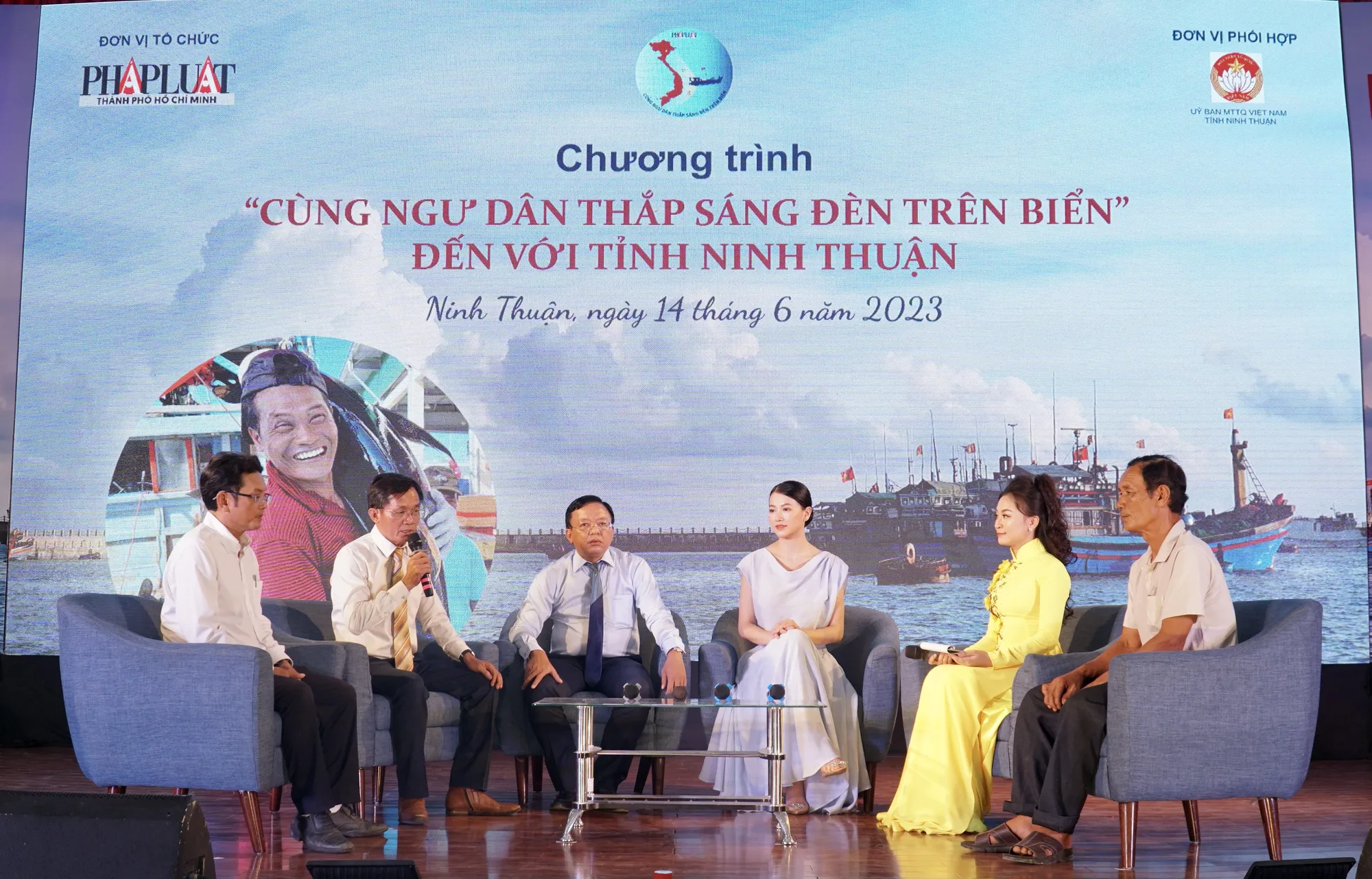 Chương trình &quot;Cùng ngư dân thắp sáng đèn trên biển&quot; cũng tổ chức giao lưu, gặp gỡ với các khách để giải đáp thắc mắc và giúp ngư dân hiểu rõ hơn về ý nghĩa của chương trình. Ảnh: BẢO PHƯƠNG