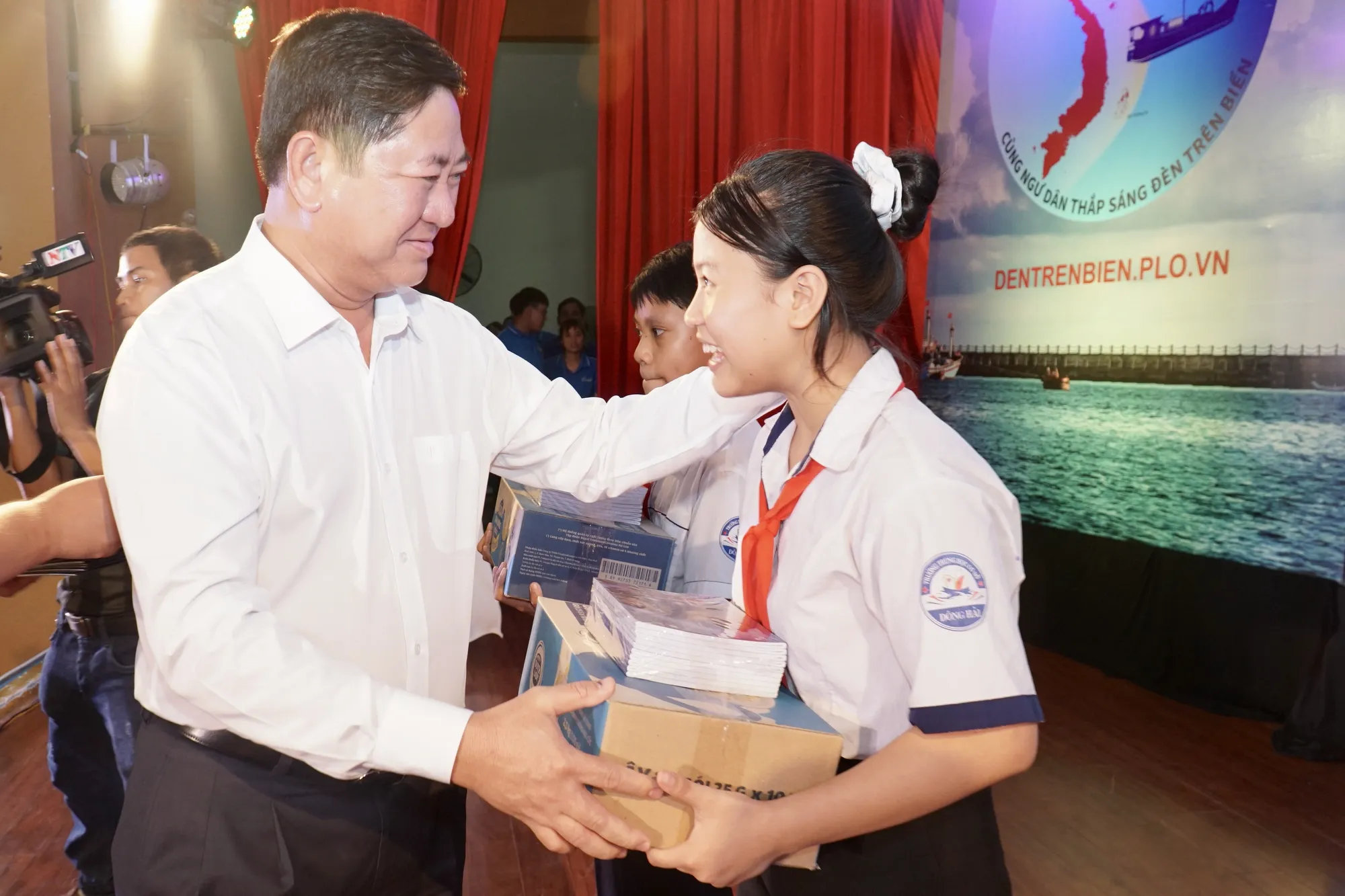 Ông Trần Quốc Nam, Phó Bí thư Tỉnh ủy, Chủ tịch UBND tỉnh Ninh Thuận trao tặng các suất học bổng cho các em học sinh. Ảnh: BẢO PHƯƠNG