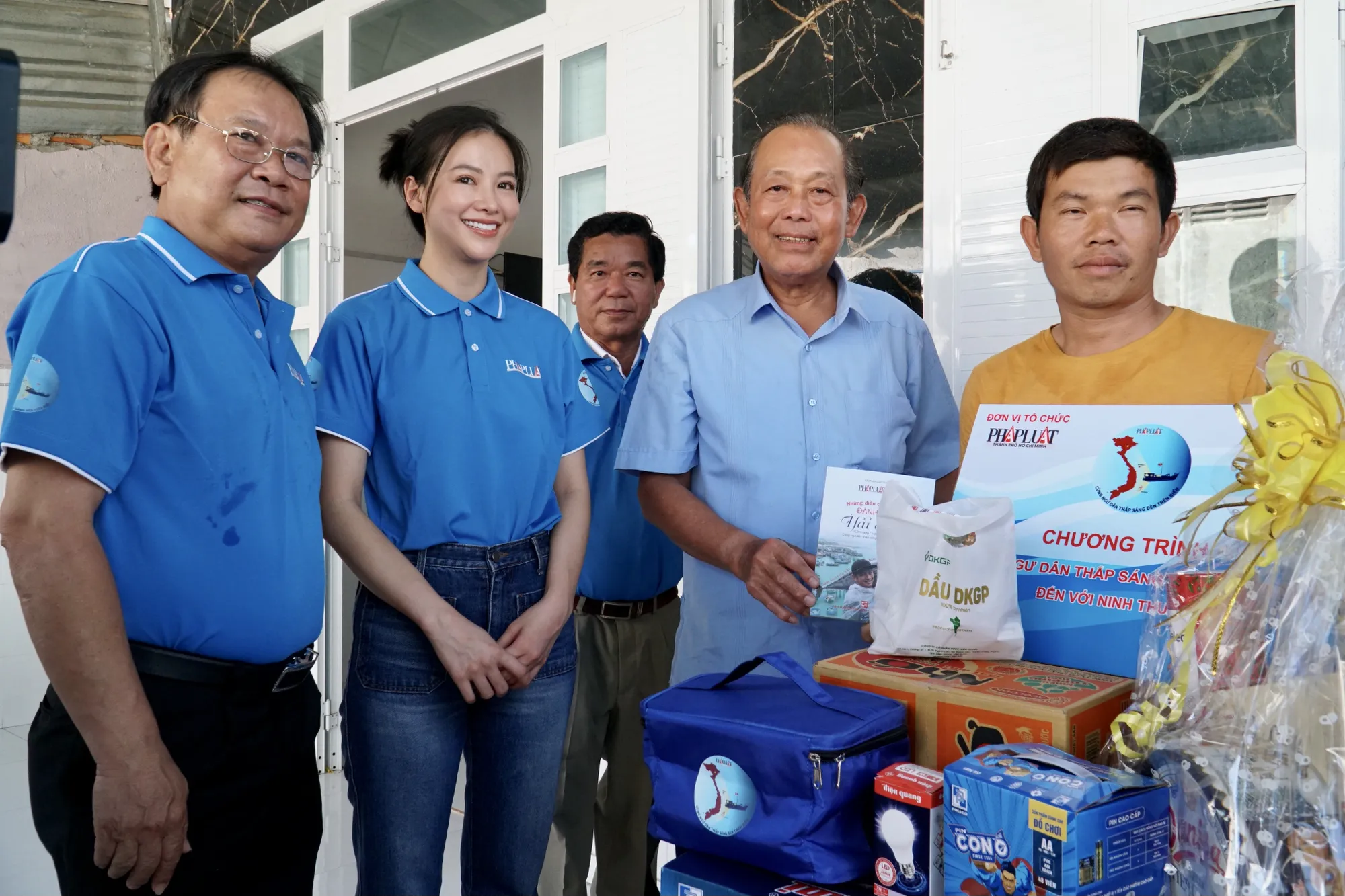 Ông Trương Hòa Bình, nguyên Phó Thủ tướng thường trự; Tổng biên tập báo Pháp Luật TP.HCM Mai Ngọc Phước; Đại sứ Chương trình - Hoa Hậu Trái đất Nguyễn Phương Khánh, trao quà hỗ trợ ngư dân Nguyễn Văn Sang (ngụ phường Đông Hải, TP Phan Rang). Ảnh: BẢO PHƯƠNG