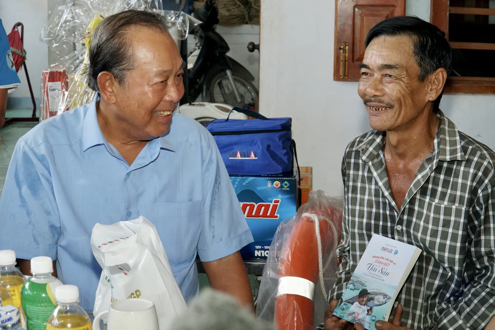 Ngày 14-6, trong khuôn khổ chương trình “Cùng ngư dân thắp sáng đèn trên biển” do báo Pháp Luật TP.HCM tổ chức tại tỉnh Ninh Thuận, Ban Tổ chức chương trình đã đến thăm hỏi, động viên ba gia đình ngư dân có hoàn cảnh khó khăn, nỗ lực vươn lên để mưu sinh, luôn tuân thủ tốt việc đánh bắt hải sản trên biển. Trong ảnh: Ông Trương Hòa Bình, nguyên Phó thủ tướng Thường trực, Chủ tịch danh dự của chương trình thăm hỏi gia đình ngư dân Nguyễn Văn Ngộ (ngụ phường Đông Hải, TP Phan Rang). Ảnh: BẢO PHƯƠNG