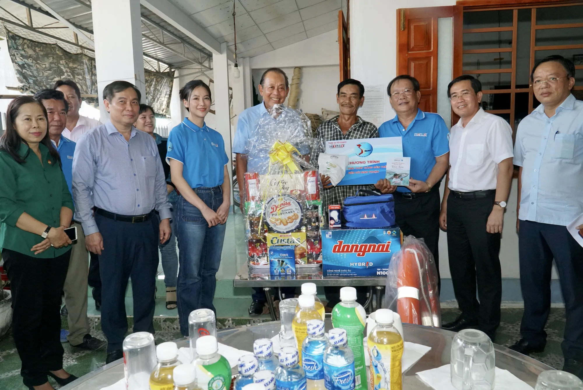 Nghề biển là sinh kế chính của gia đình ông Nguyễn Văn Ngộ. Ở tuổi 63, ông Ngộ vẫn ra khơi đánh bắt kiếm chi phí sinh hoạt và nuôi thêm hai đứa cháu ngoại đang tuổi ăn tuổi học... Ảnh: BẢO PHƯƠNG