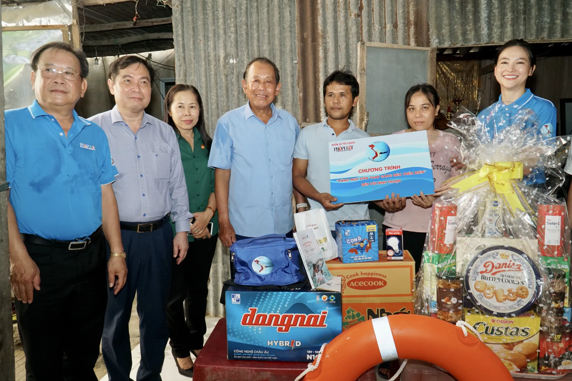 Thăm hỏi và chia sẻ với gia đình ngư dân, nguyên Phó Thủ tướng Thường trực Trương Hoà Bình, đã động viên các ngư dân cố gắng bám biển đúng pháp luật Việt Nam và quốc tế; cố gắng tăng công suất tàu lớn, vươn khơi xa vừa để tăng thu nhập, vừa góp phần giữ vững chủ quyền biển, đảo. Trong ảnh: Đoàn công tác tặng quà cho ngư dân Nguyễn Văn Công. Ảnh: BẢO PHƯƠNG