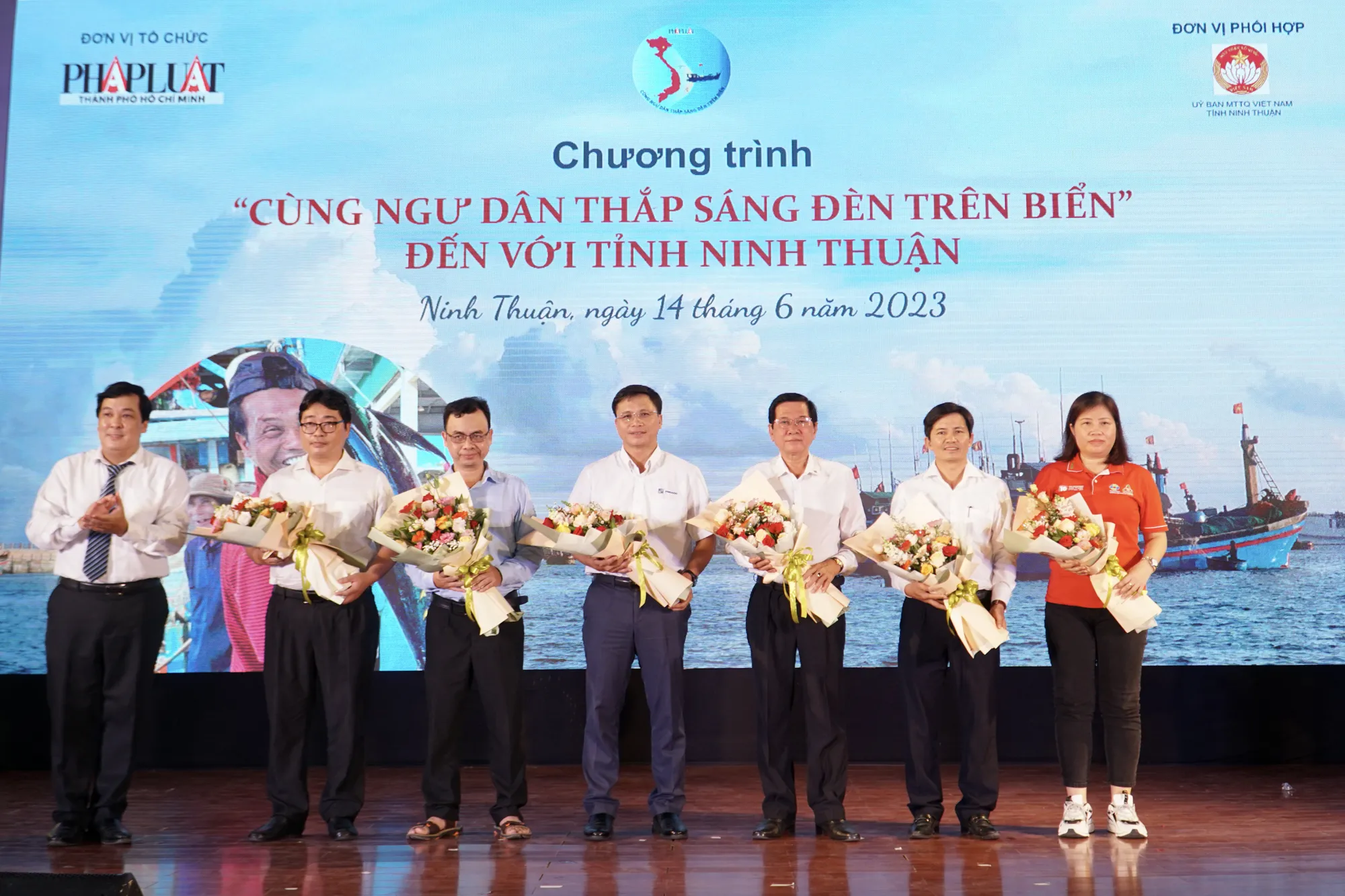 Ông Nguyễn Thái Bình, Phó Tổng biên tập, Trưởng ban tổ chức chương trình tặng hoa cám ơn các nhà tài trợ. Ảnh: NHẬT DIỄM