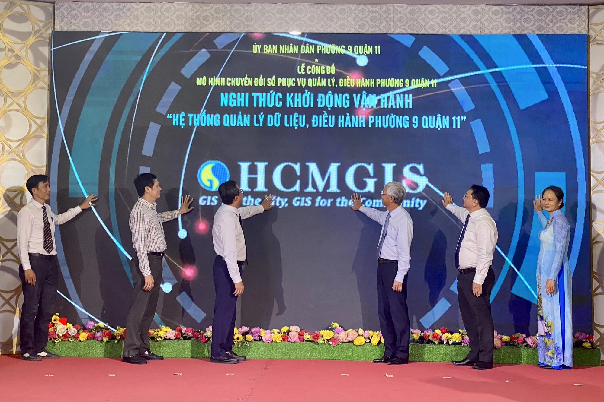 Phó Chủ tịch UBND TP.HCM Võ Văn Hoan cùng lãnh đạo quận 11 khởi động Hệ thống chuyển đổi số để phục vụ việc quản lý, điều hành phường 9, quận 11. Ảnh: BẢO PHƯƠNG IMG_7337.jpg