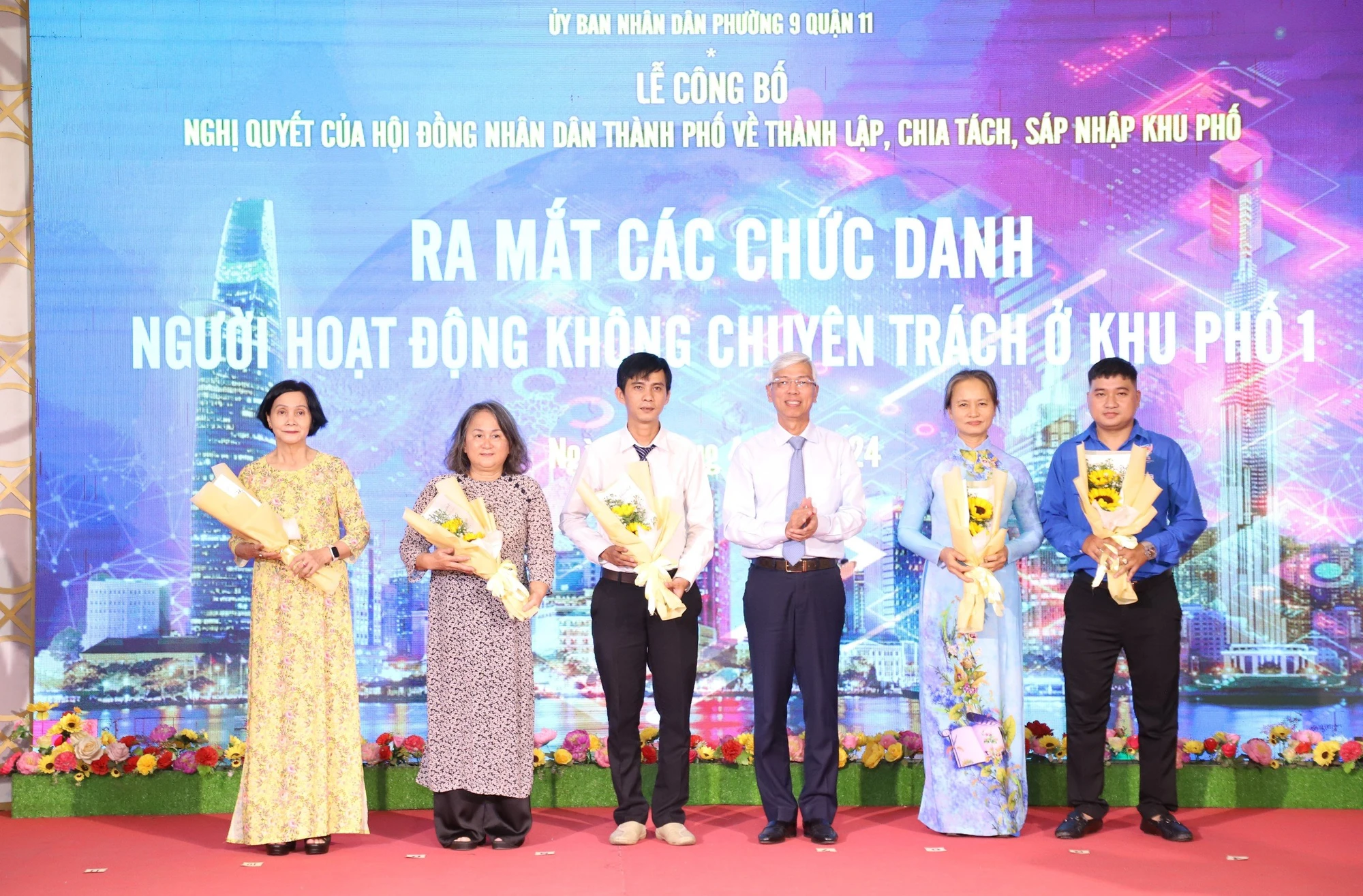 Phó Chủ tịch UBND TP.HCM Võ Văn Hoan dự lễ công bố thành lập, chia tách, sáp nhập khu phố tại phường 9, quận 11. Ảnh: BẢO PHƯƠNG sap-xep-khu-pho-1.jpg