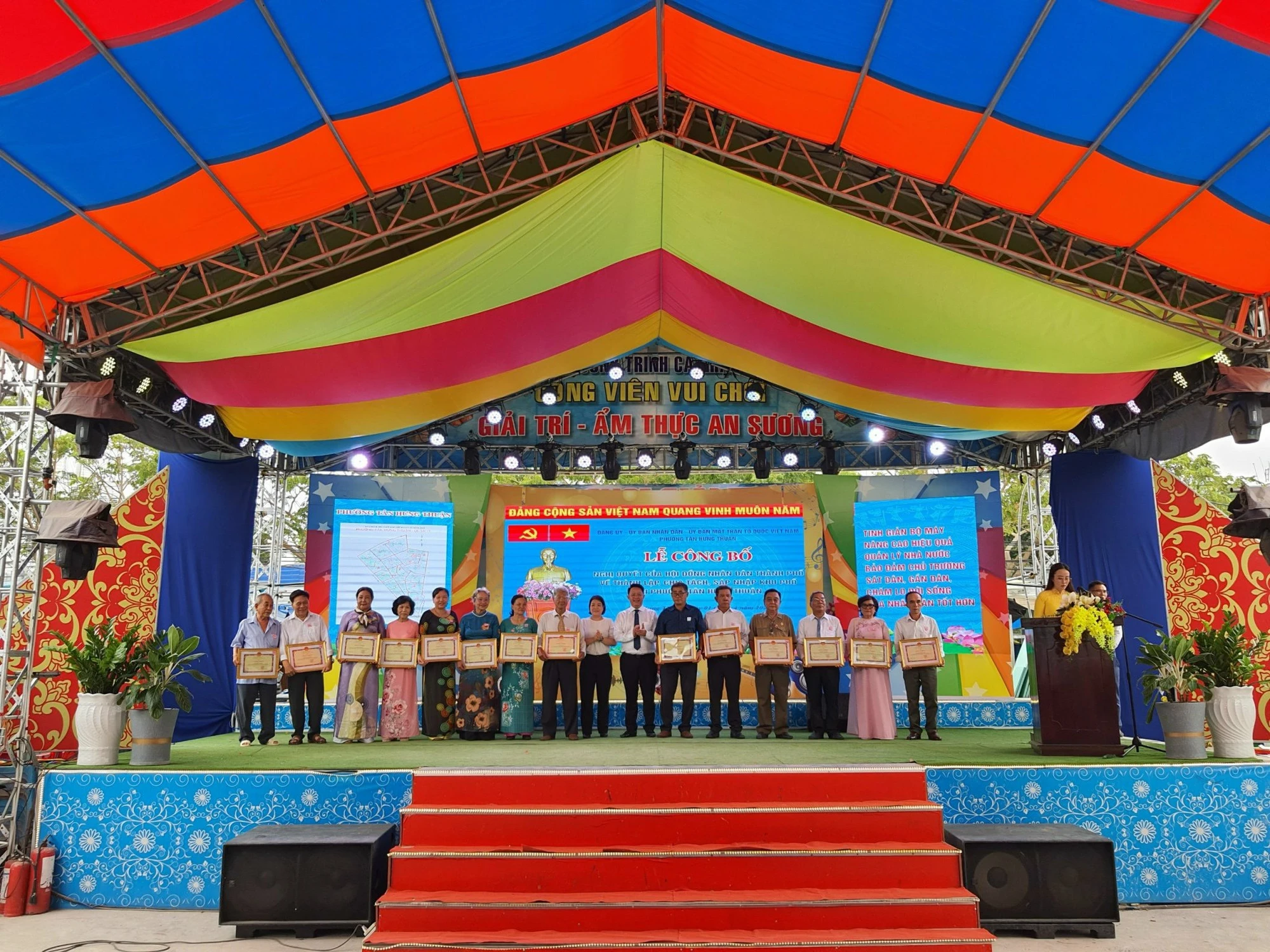 Phường Tân Hưng Thuận, quận 12 tổ chức lễ công bố về việc sắp xếp khu phố. Ảnh: TRẦN MINH sap-xep-khu-pho-3.jpg