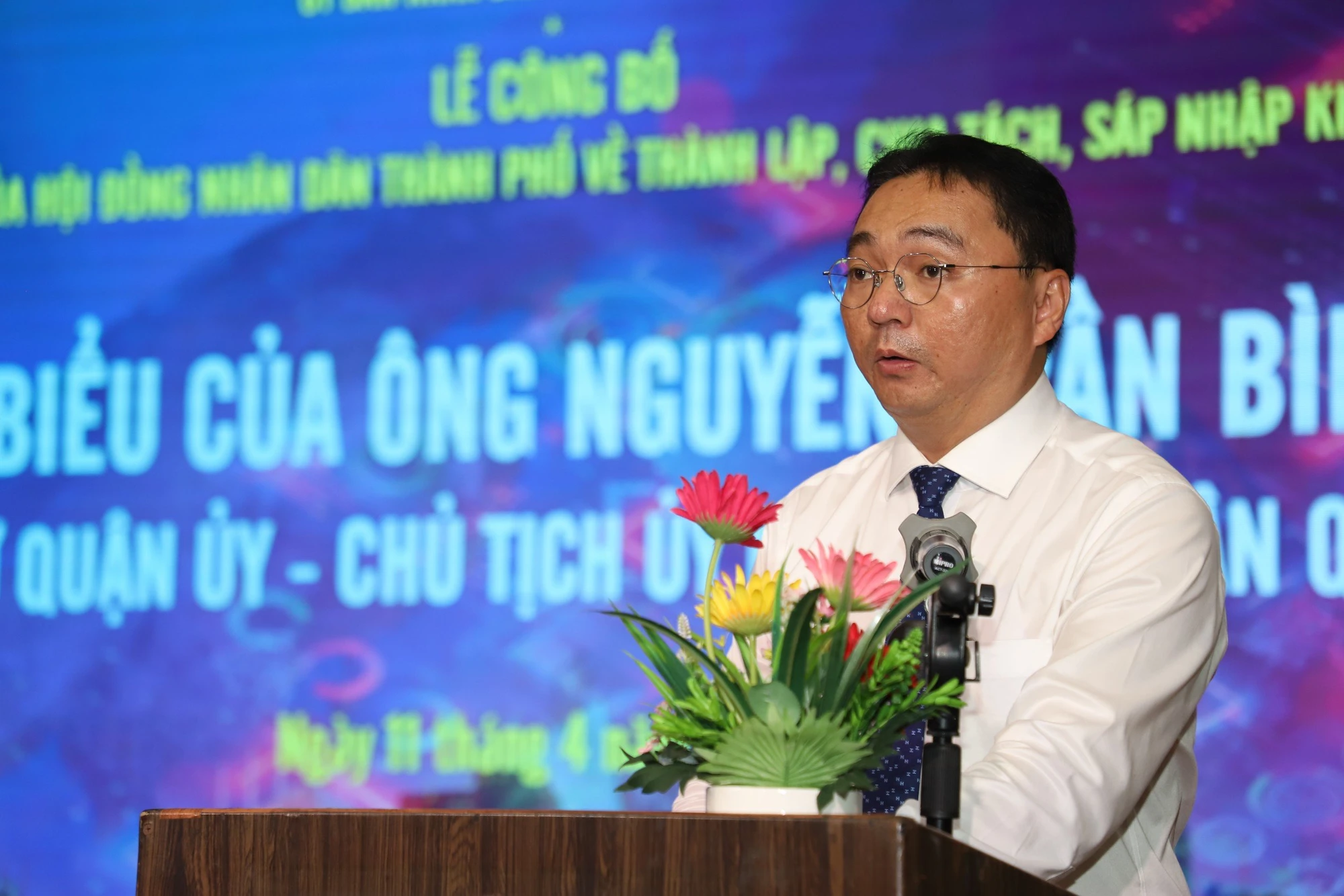 Chủ tịch UBND quận 11 Nguyễn Trần Bình phát biểu tại buổi lễ. Ảnh: BẢO PHƯƠNG sap-xep-khu-pho-4.jpg