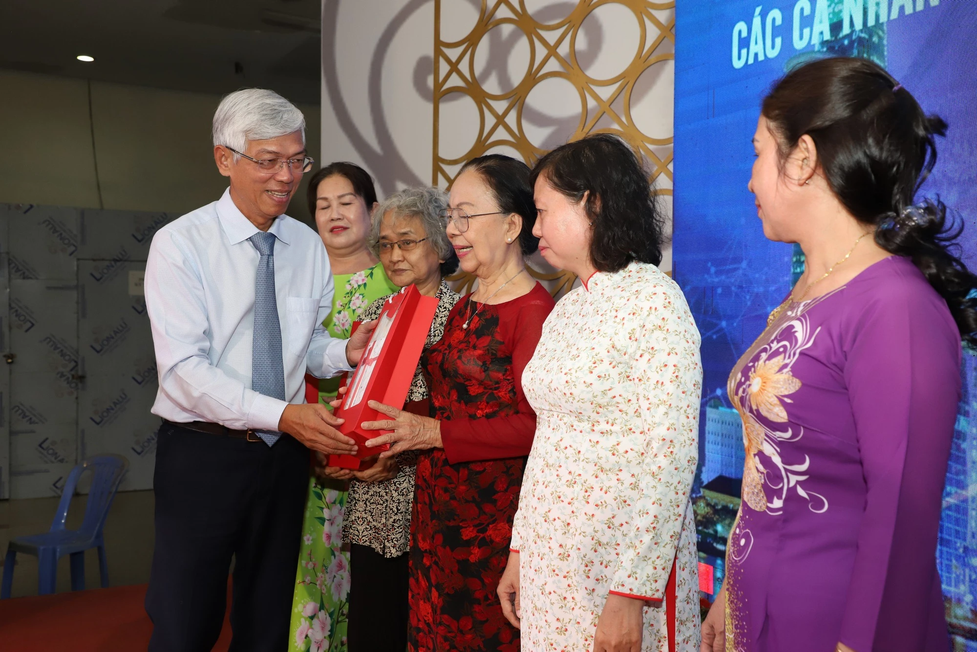 Phó Chủ tịch TP.HCM Võ Văn Hoan gửi quà tri ân các cô, chú ban điều hành tổ dân phố. Ảnh: BẢO PHƯƠNG sap-xep-khu-pho-5.jpg