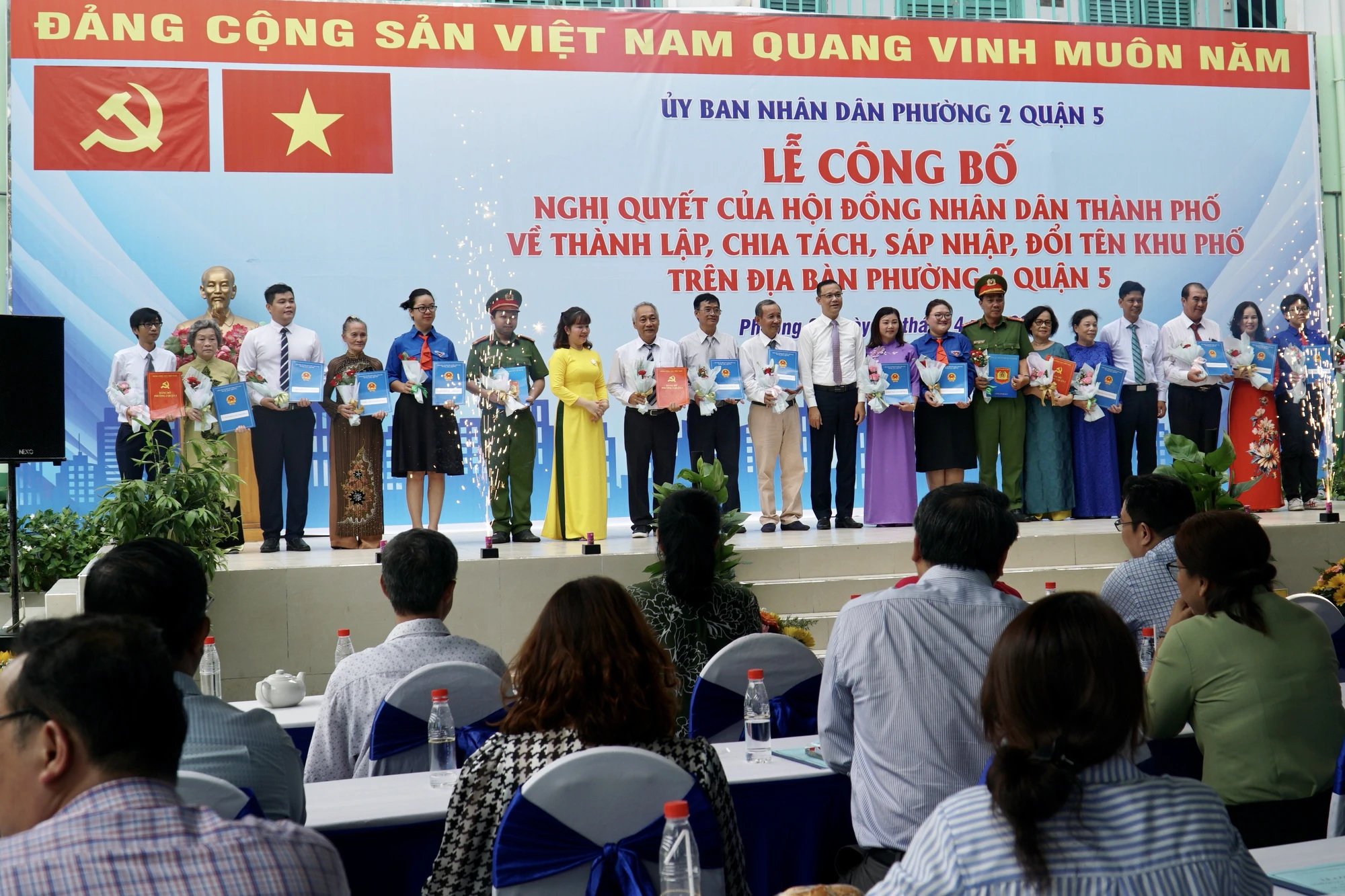 Lãnh đạo quận 5 trao quyết định cho ban điều hành khu phố mới. Ảnh: BẢO PHƯƠNG sap-xep-khu-pho-8.JPG