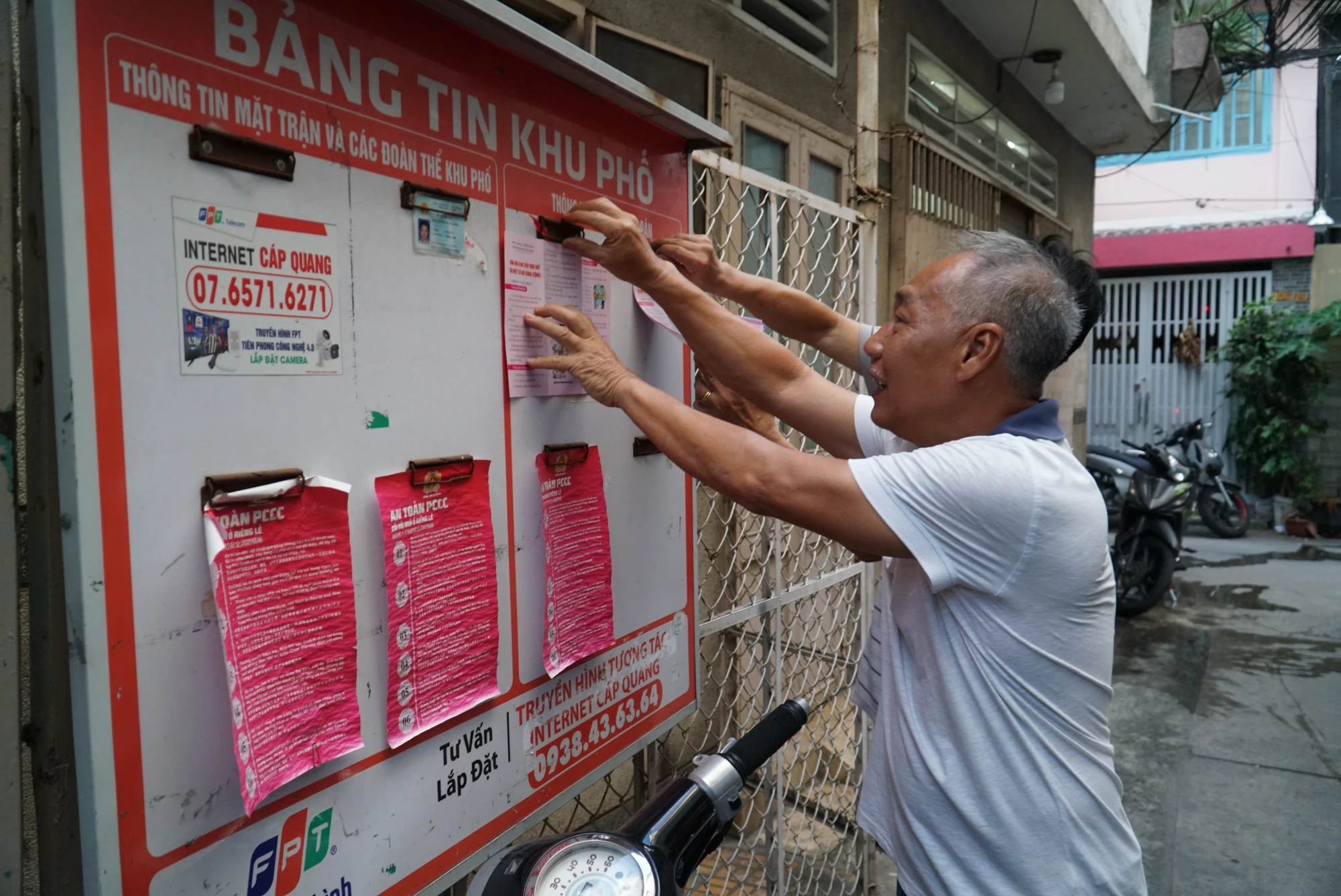 Ông Huỳnh Ngọc Hạnh, Bí thư chi bộ khu phố 1 (phường 2, quận 5) có hơn sáu năm gắn bó với công tác tại khu phố. Ảnh: BẢO PHƯƠNG TP.HCM: Sắp xếp khu phố, ấp giúp tinh gọn bộ máy và gần dân hơn