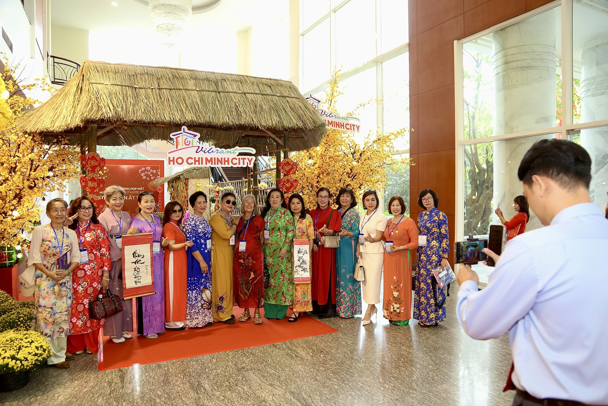 Kiều bào họp mặt trong không khí trong sự rộn ràng, náo nức của mùa Xuân đang về. Ảnh: HOÀNG GIANG ba-nguyen-thi-le-1.jpg