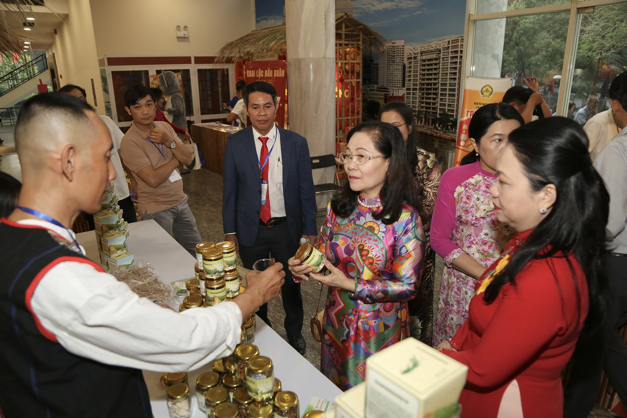 Bà Nguyễn Thị Lệ, Chủ tịch HĐND TP.HCM, tham quan các gian hàng của kiều bào. Ảnh: HOÀNG GIANG ba-nguyen-thi-le-11.jpg