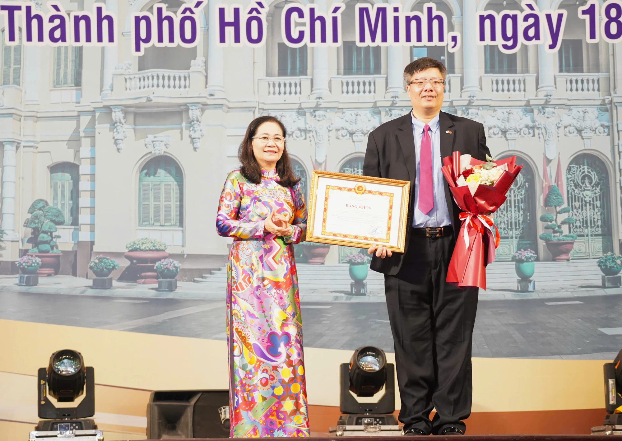 Ông Trần Hải Linh nhận bằng khen của Thành uỷ TP.HCM trong việc thực hiện Nghị quyết 27/2008 về xây dựng đội ngũ trí thức trong thời kỳ đẩy mạnh công nghiệp hóa, hiện đại hóa đất nước. Ảnh: THUẬN VĂN ba-nguyen-thi-le-15.jpg