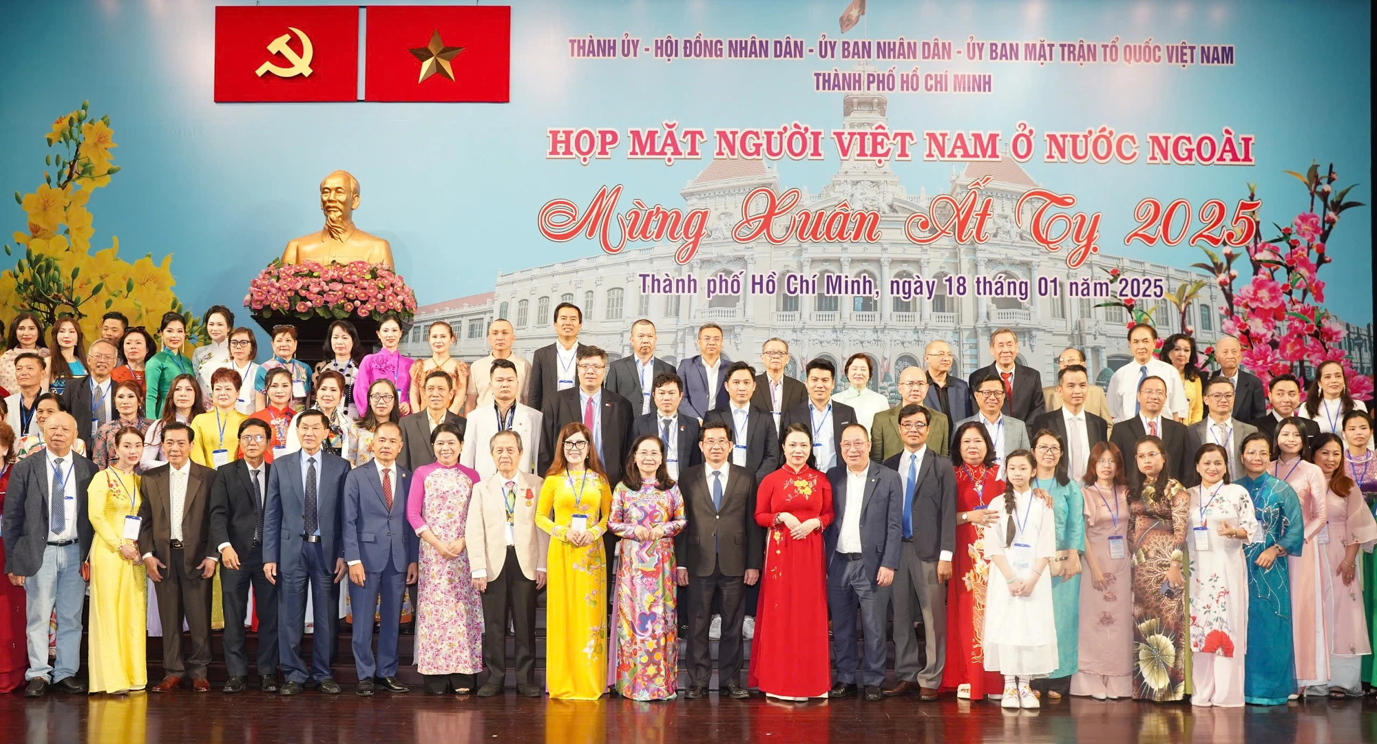 Kiều bào chụp hình lưu niệm cùng lãnh đạo TP.HCM. Ảnh: THUẬN VĂN ba-nguyen-thi-le-20.jpg