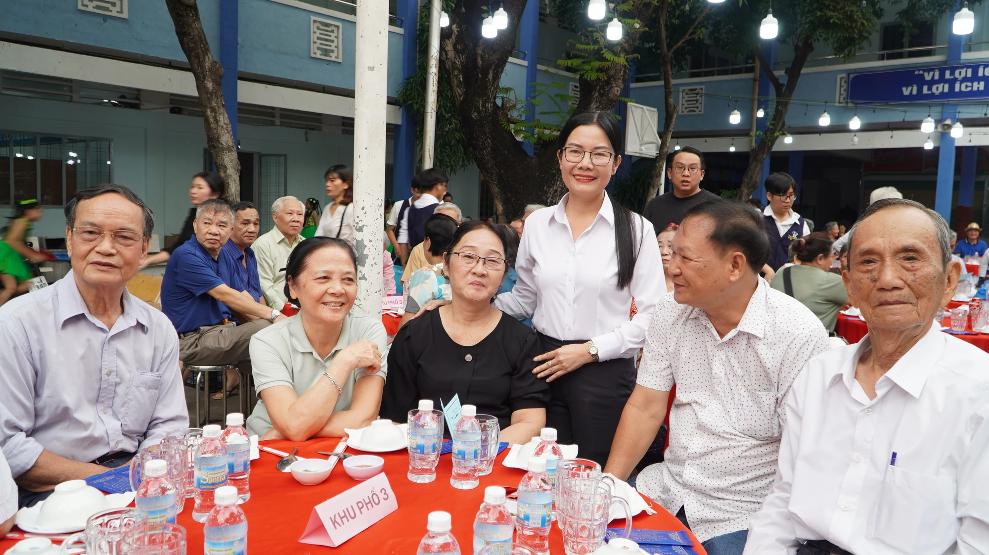 Bí thư Đảng ủy phường 14 Lê Thị Ngọc Hiền chụp hình lưu niệm cùng người dân. Ảnh: BẢO PHƯƠNG 10.JPG