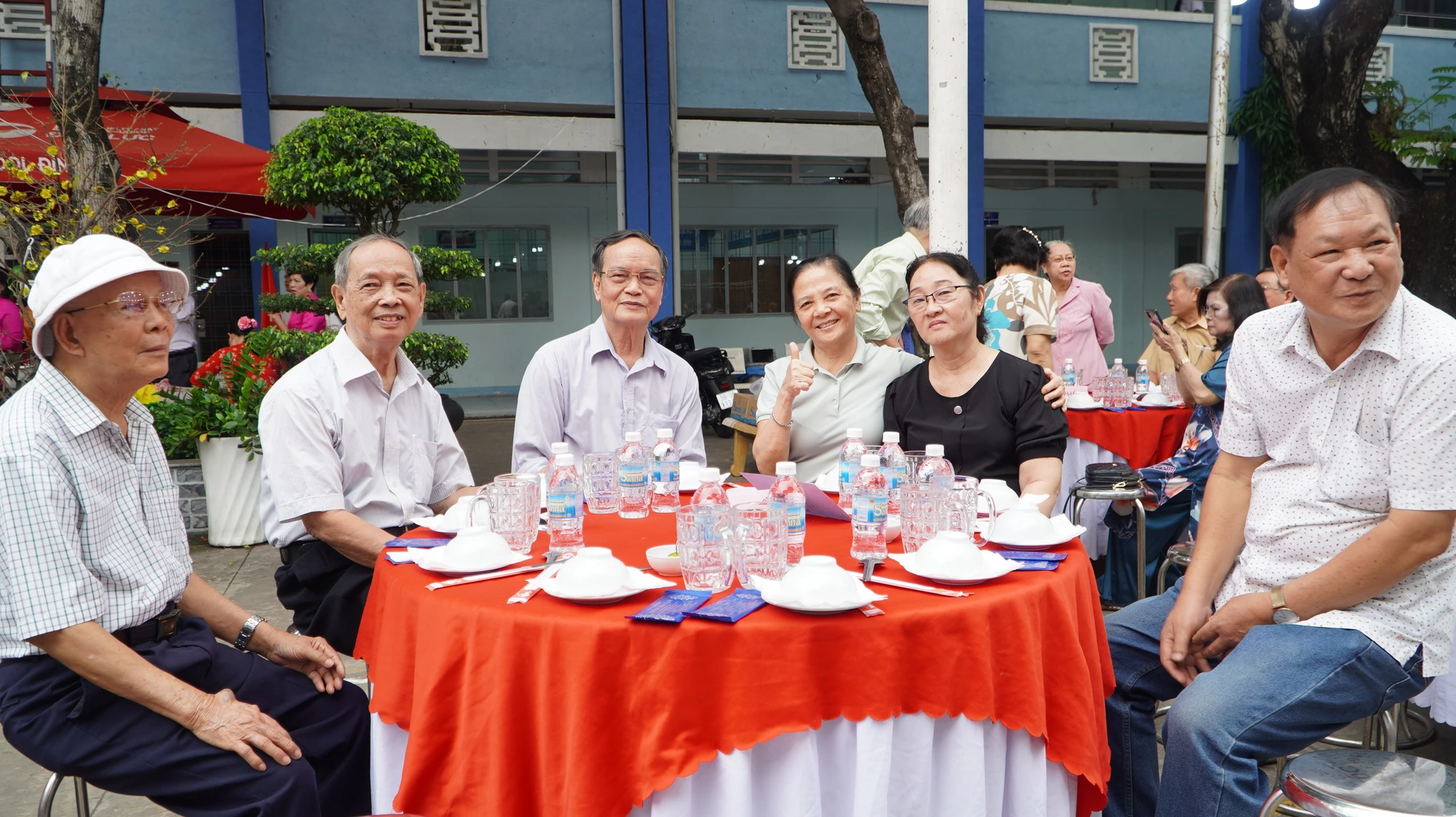 Phường 14, quận 11 tổ chức 81 mâm cơm với mong muốn gắn kết thêm người dân và chính quyền địa phương. Ảnh: BẢO PHƯƠNG 4.JPG