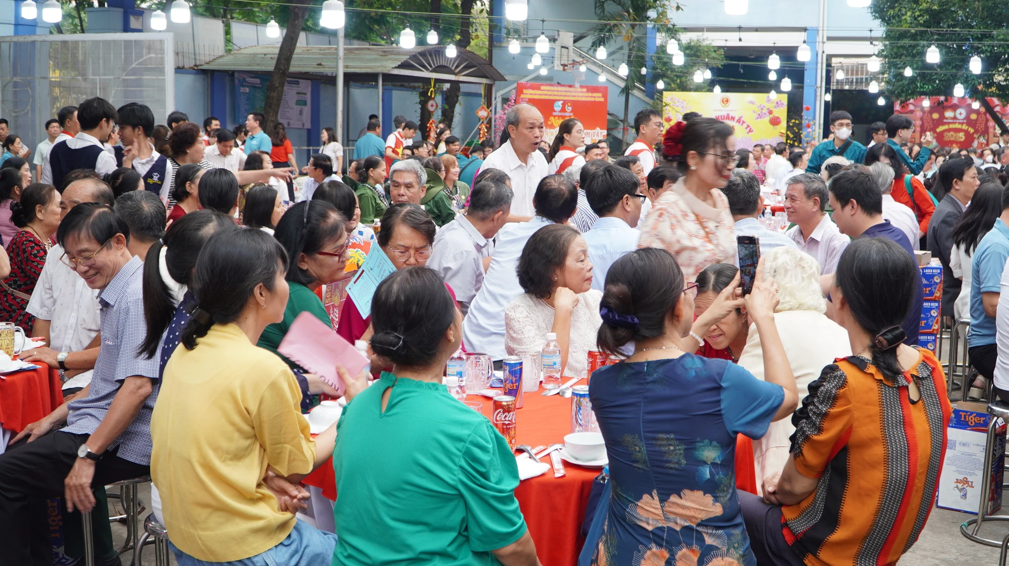 Hơn 800 người dân phường 14, quận 10, cùng quây quần bên bữa cơm đoàn kết cuối năm. Ảnh: BẢO PHƯƠNG DSC08277.JPG