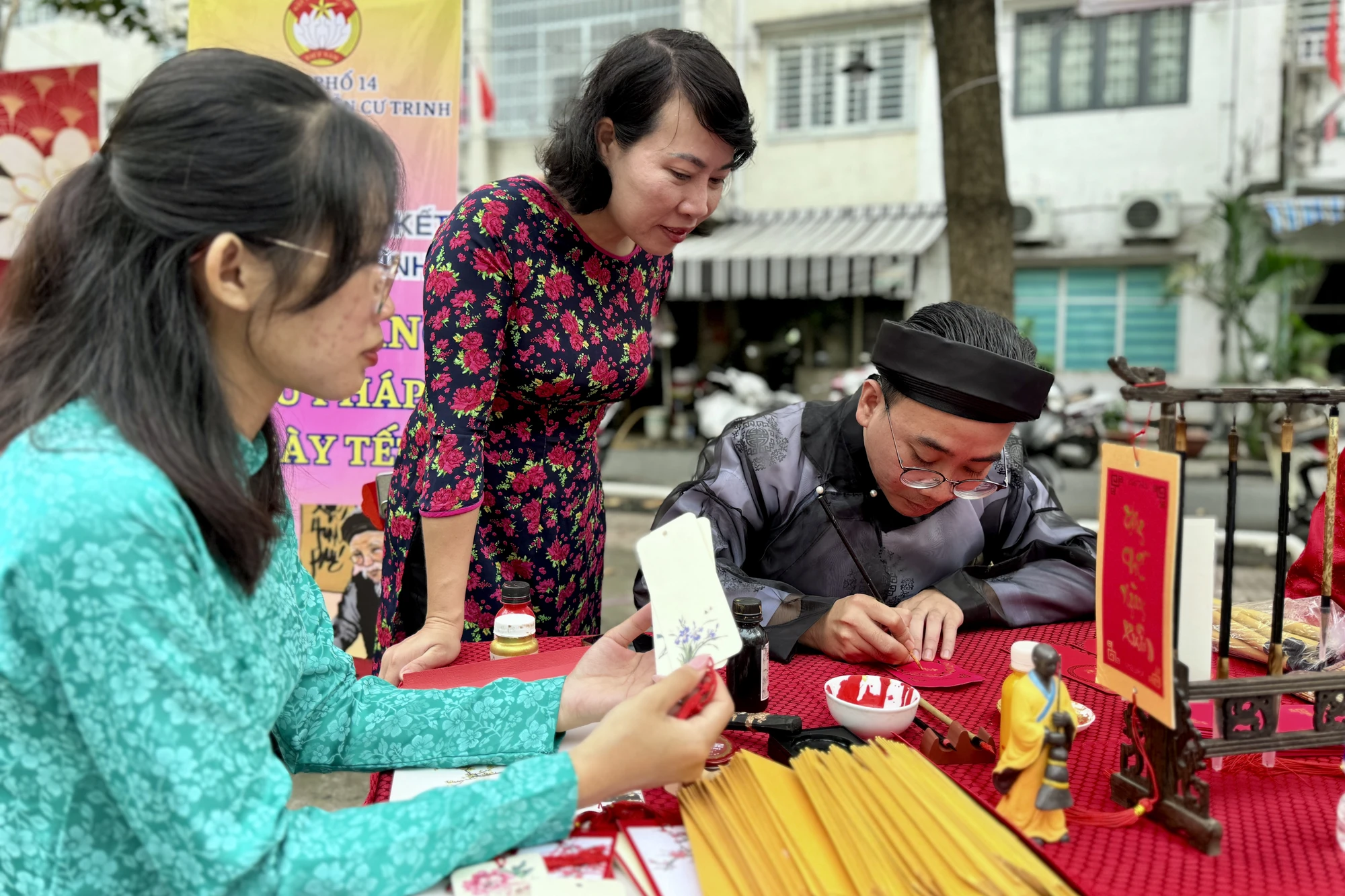Người dân được tặng chữ thư pháp ở gian hàng ông đồ. Ảnh: BẢO PHƯƠNG IMG_3267.jpg