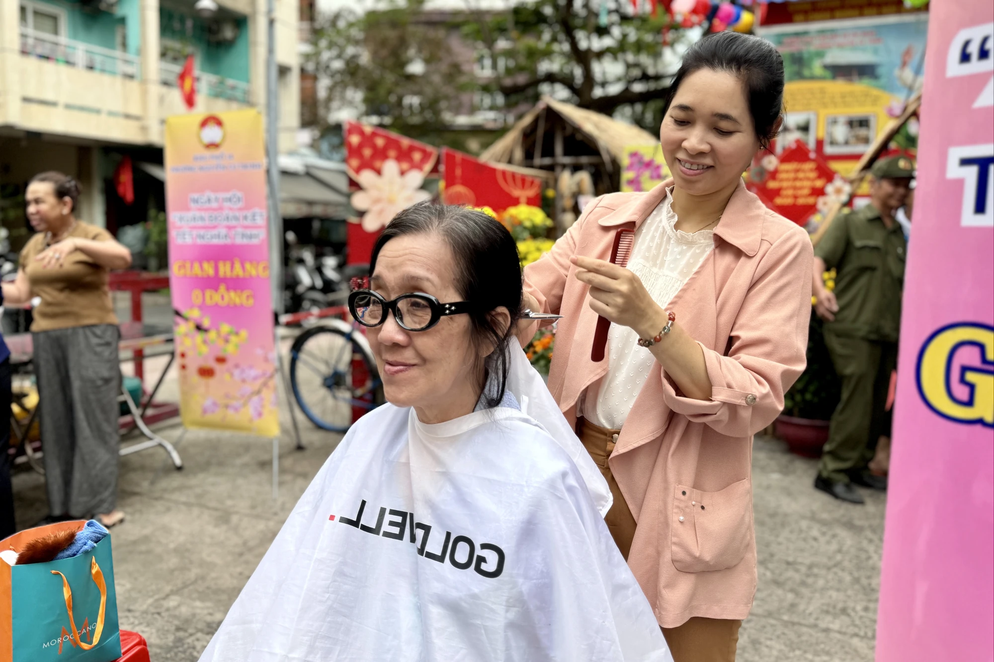 Tại ngày hội “Xuân đoàn kết - Tết nghĩa tình”, người dân được cắt tóc miễn phí. Ảnh: BẢO PHƯƠNG IMG_3268.jpg