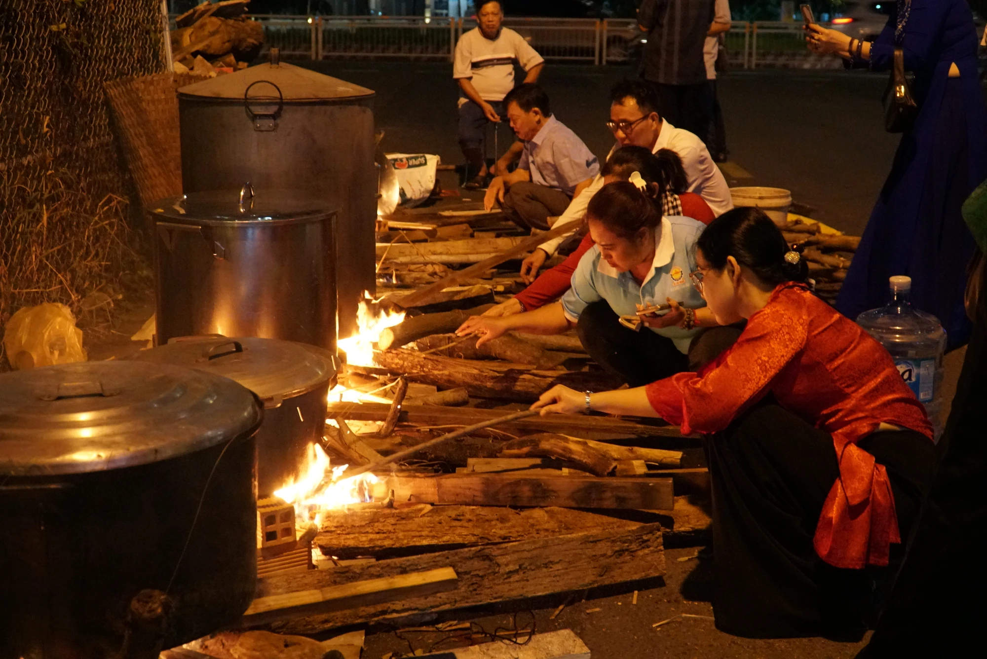 Những nồi nấu bánh chưng, bánh tét đỏ lửa đầu hẻm 70 Tân Mỹ, phường Tân Thuận Tây, quận 7. Ảnh: BẢO PHƯƠNG tet-nghia-tinh-20.JPG