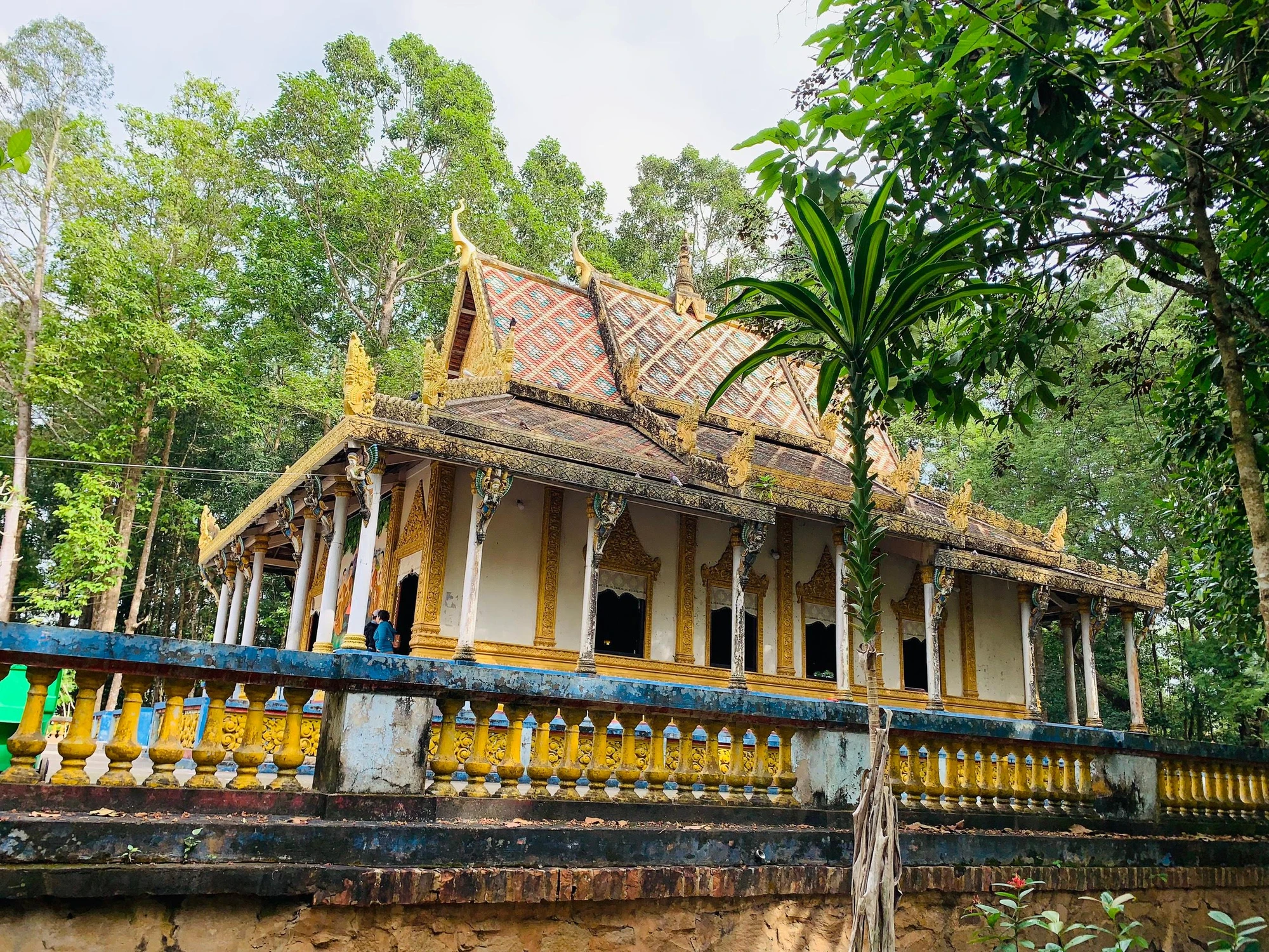 Chùa Dơi trở thành điểm đến hấp dẫn của đồng bào Khmer và du khách thập phương. Ảnh: PHƯƠNG LÊ.