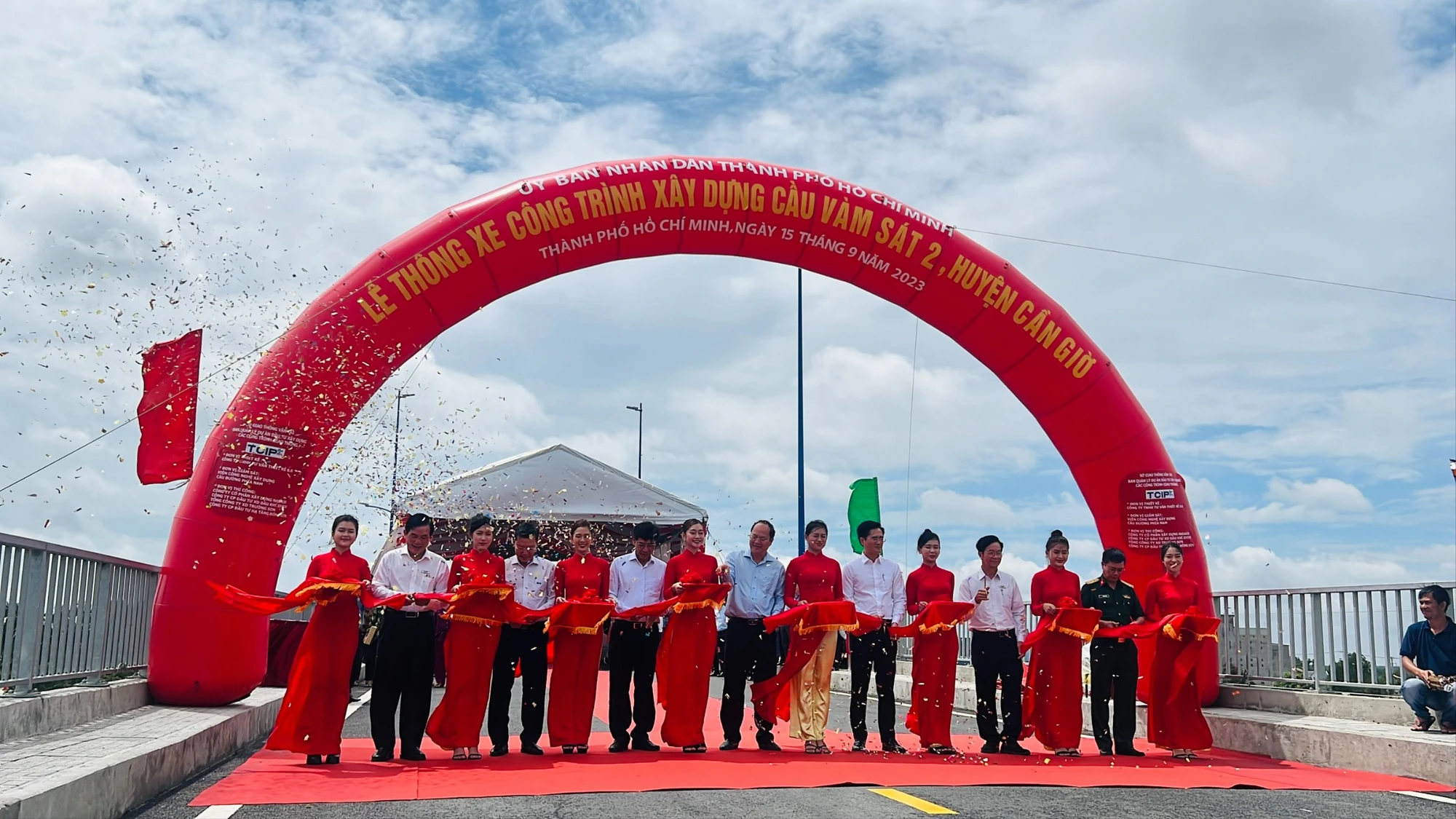 Phó Bí thư Thành ủy cùng lãnh đạo Sở GTVT TP.HCM, Ban Giao thông, huyện Cần Giờ cắt băng khánh thành cầu Vàm Sát 2. vam-sat-2