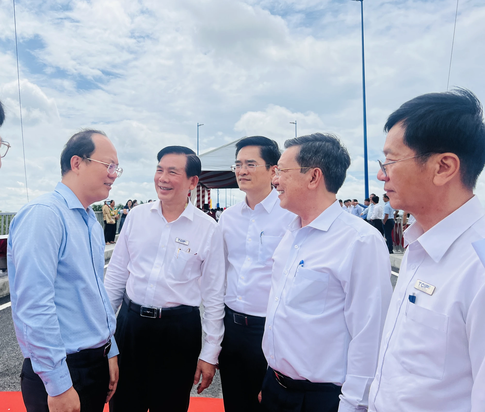 Phó Bí thư Thành ủy Nguyễn Hồ Hải chúc mừng ngành giao thông, huyện Cần Giờ sau khi thông xe dự cầu Vàm Sát 2. IMG_6639.jpg