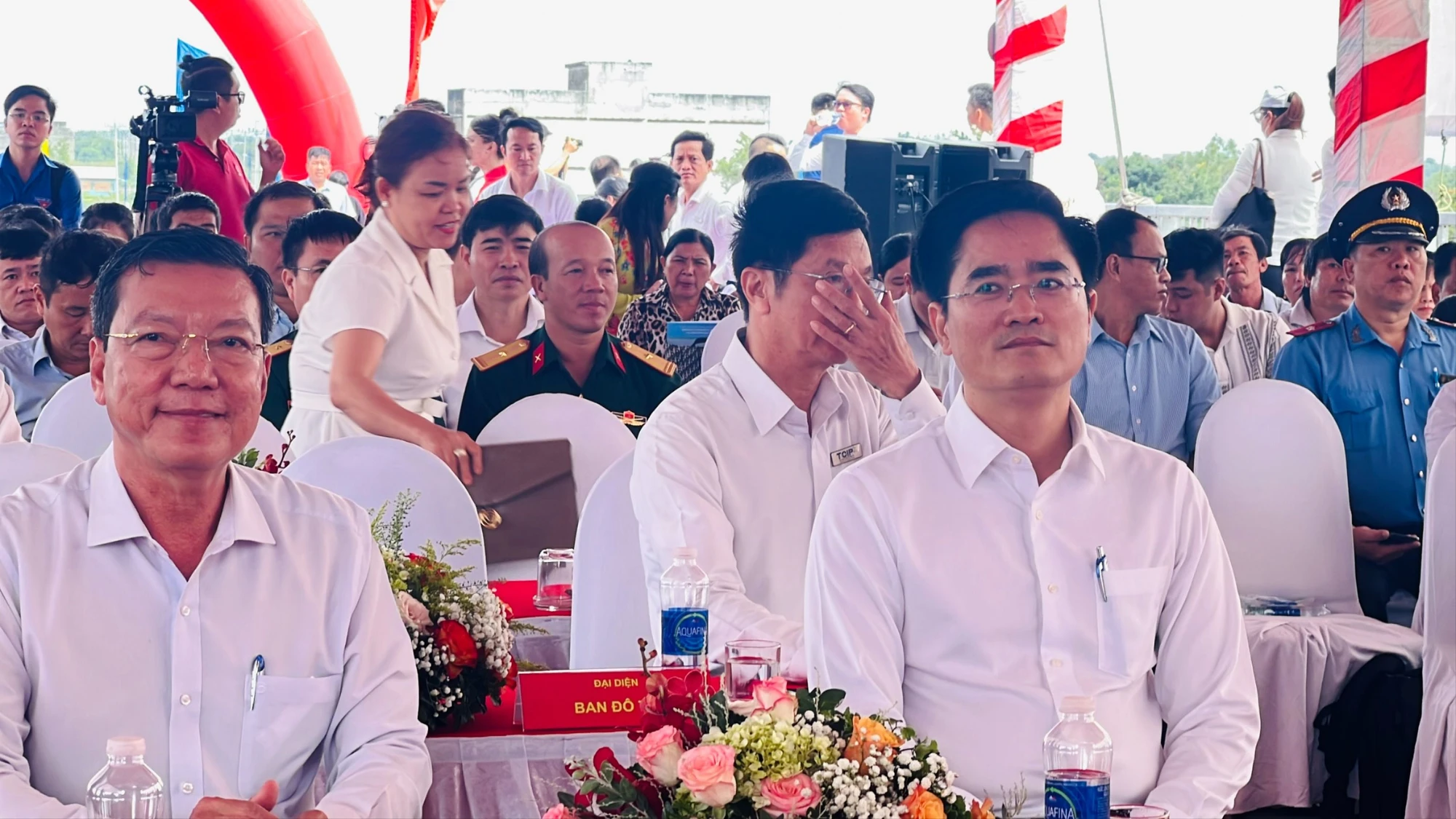 Ông Trần Quang Lâm - Giám đốc Sở GTVT TP.HCM và ông Nguyễn Văn Hồng Chủ tịch UBND huyện Cần Giờ vui mừng khi cầu Vàm Sát 2 chính thức thông xe, đáp ứng nhu cầu phát triển kinh tế - xã hội huyện Cần Giờ. vam-sat-2