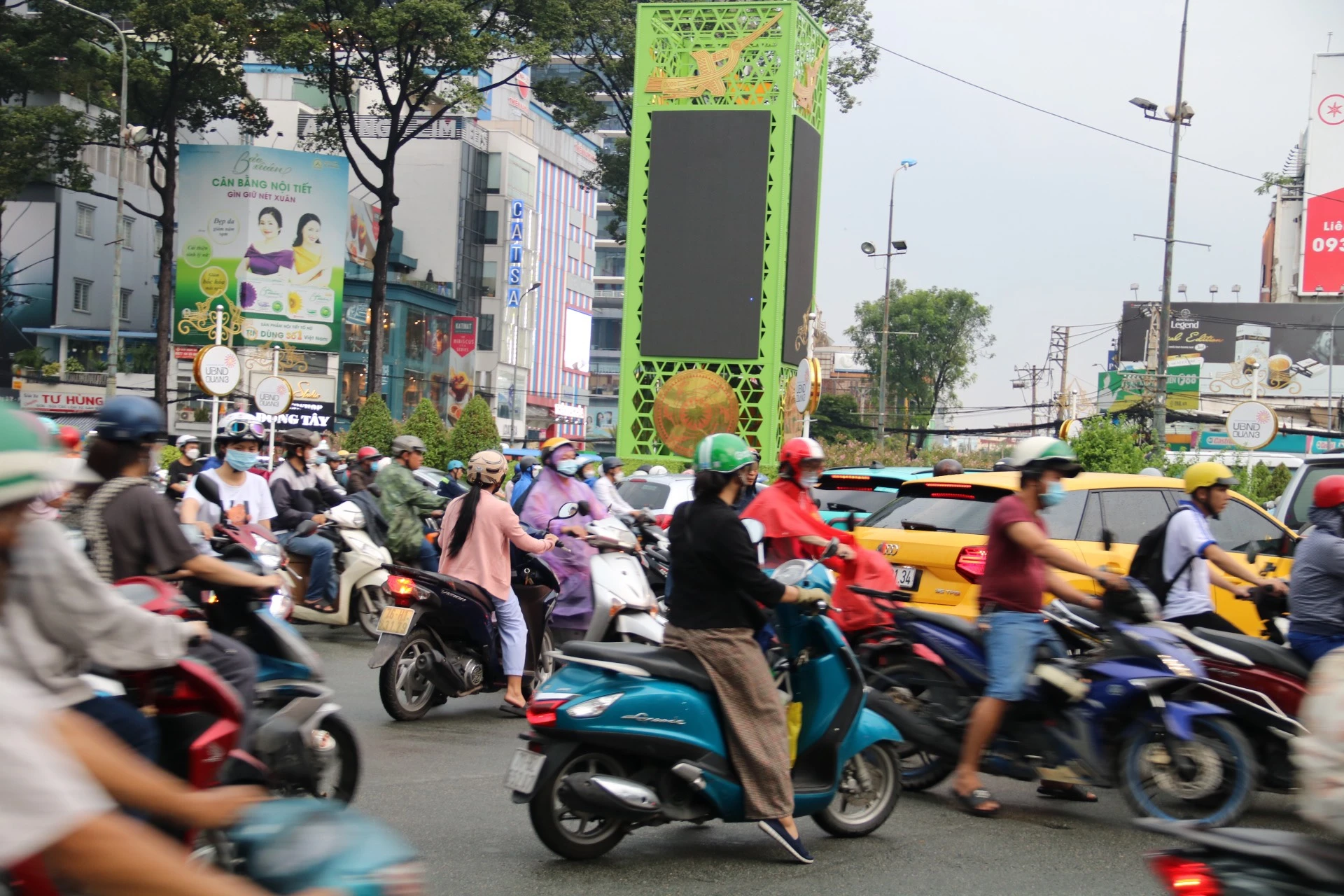 Cảnh thường thấy tại nút giao này. z4777843897406_898eac12aec4d77d0453b8d3d9da28af.jpg