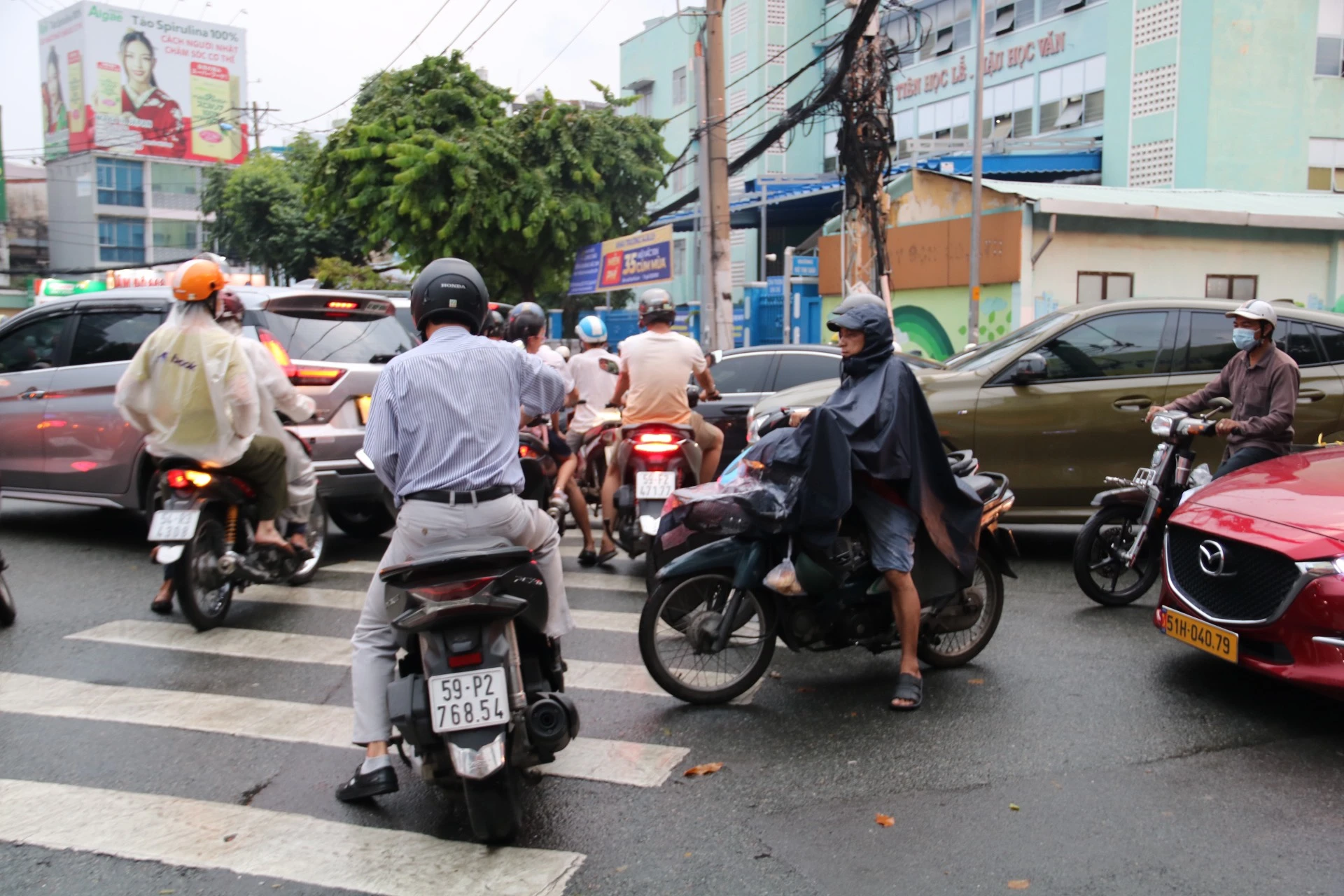 Các xe thường xuyên đối đầu nhau vì "không ai nhường ai". z4777843975649_19693d5b9a467514248a8574114804e2.jpg