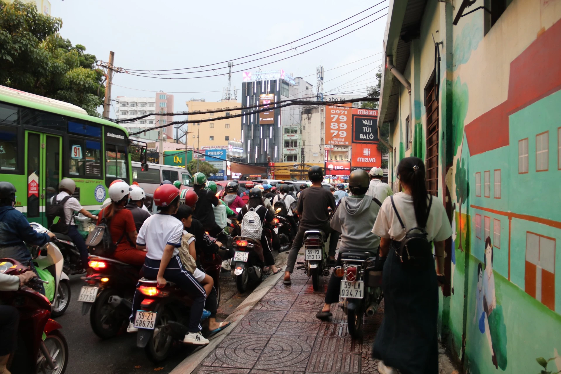 Nhiều xe máy leo lên vỉa hè trên đường Võ Thị Sáu. z4777843982846_ad42bac44936606990239b79b0ffca2e.jpg