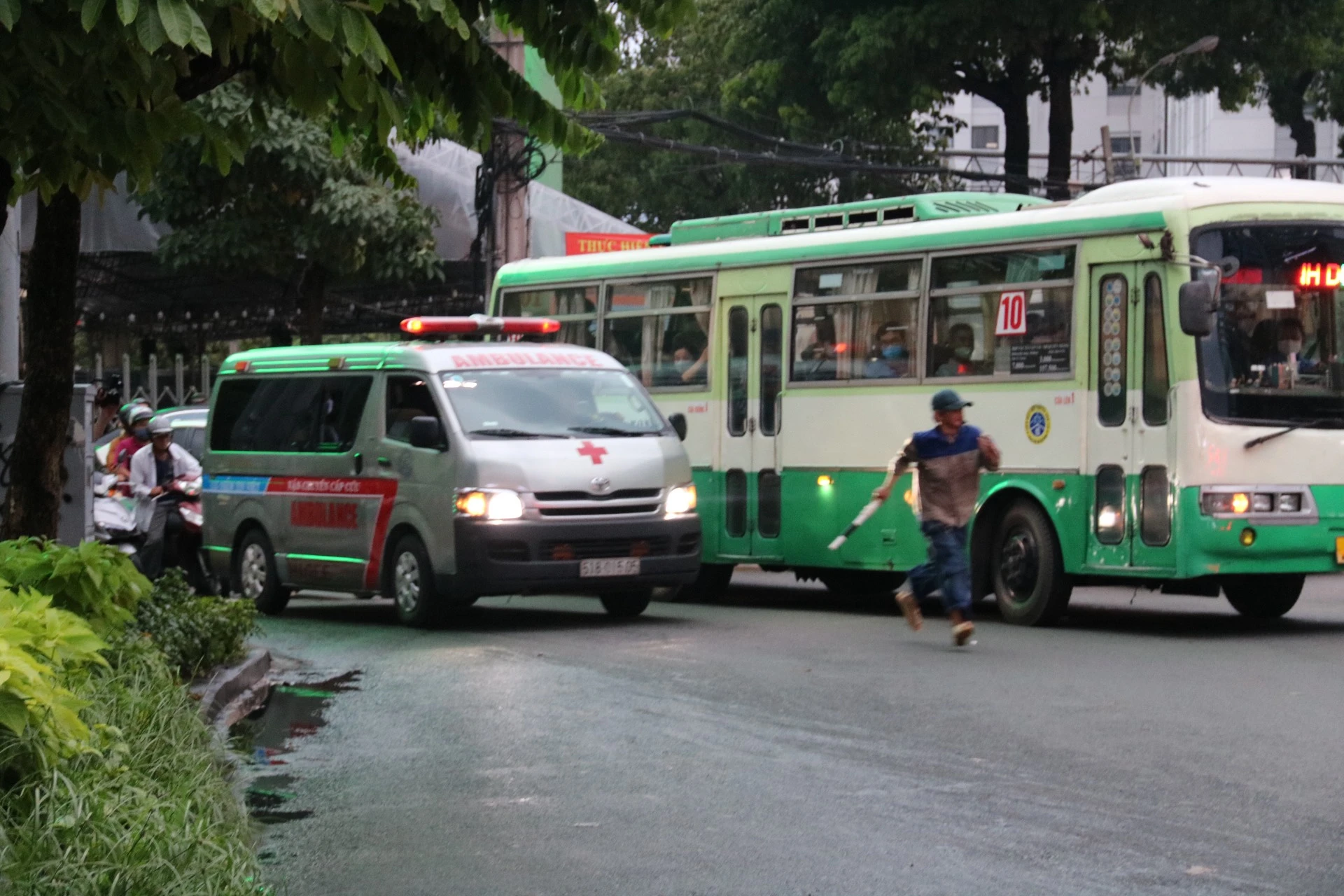 Xe cứu thương gặp khó khăn khi đi qua nút giao này. z4777843983075_b48d7a4a0ce01c67f63b75dc256eee81.jpg