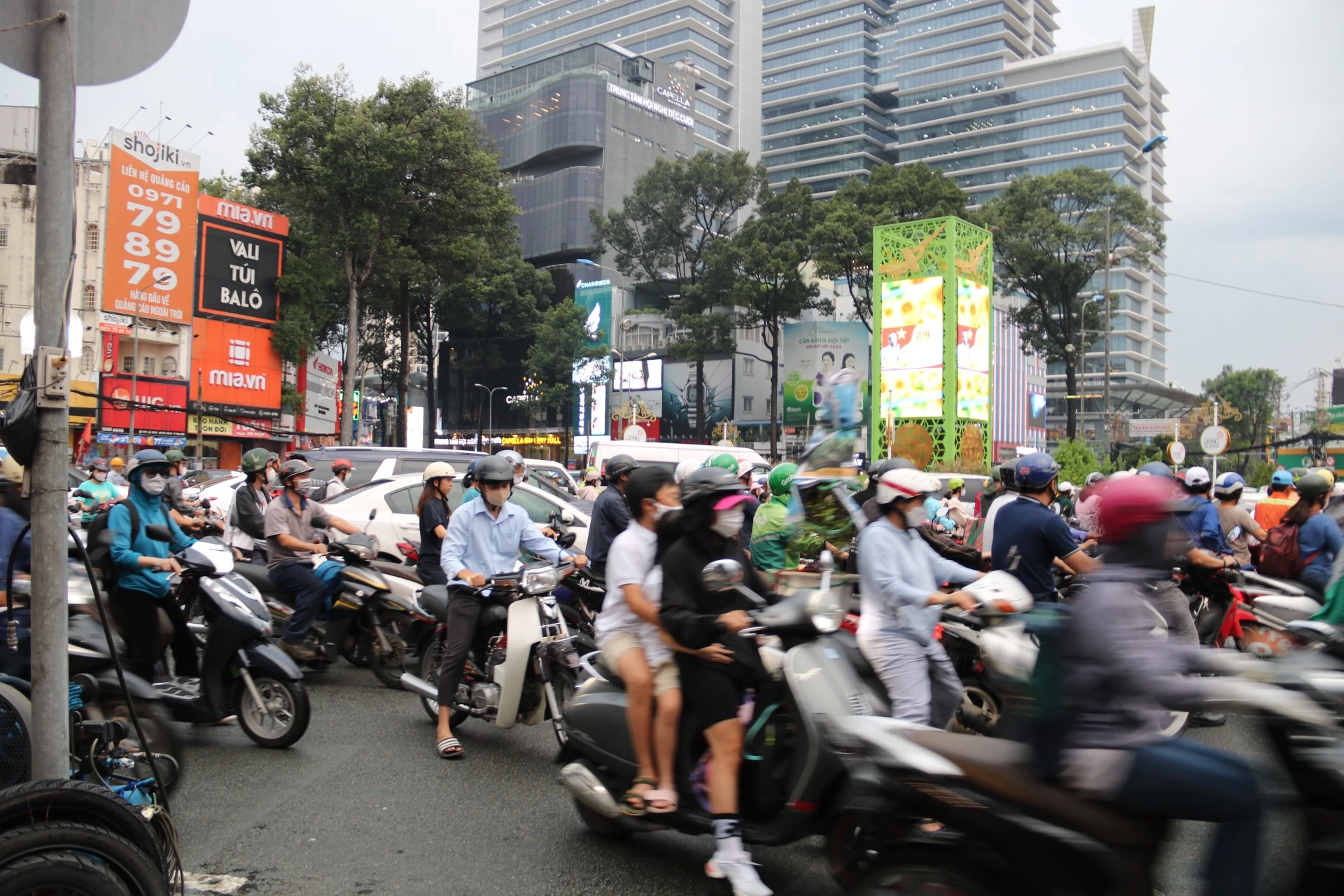 Công trường Dân Chủ luôn trong tình trạng ùn ứ. z4777880045440_f132843d297e097d4d12a795e9f3e619.jpg