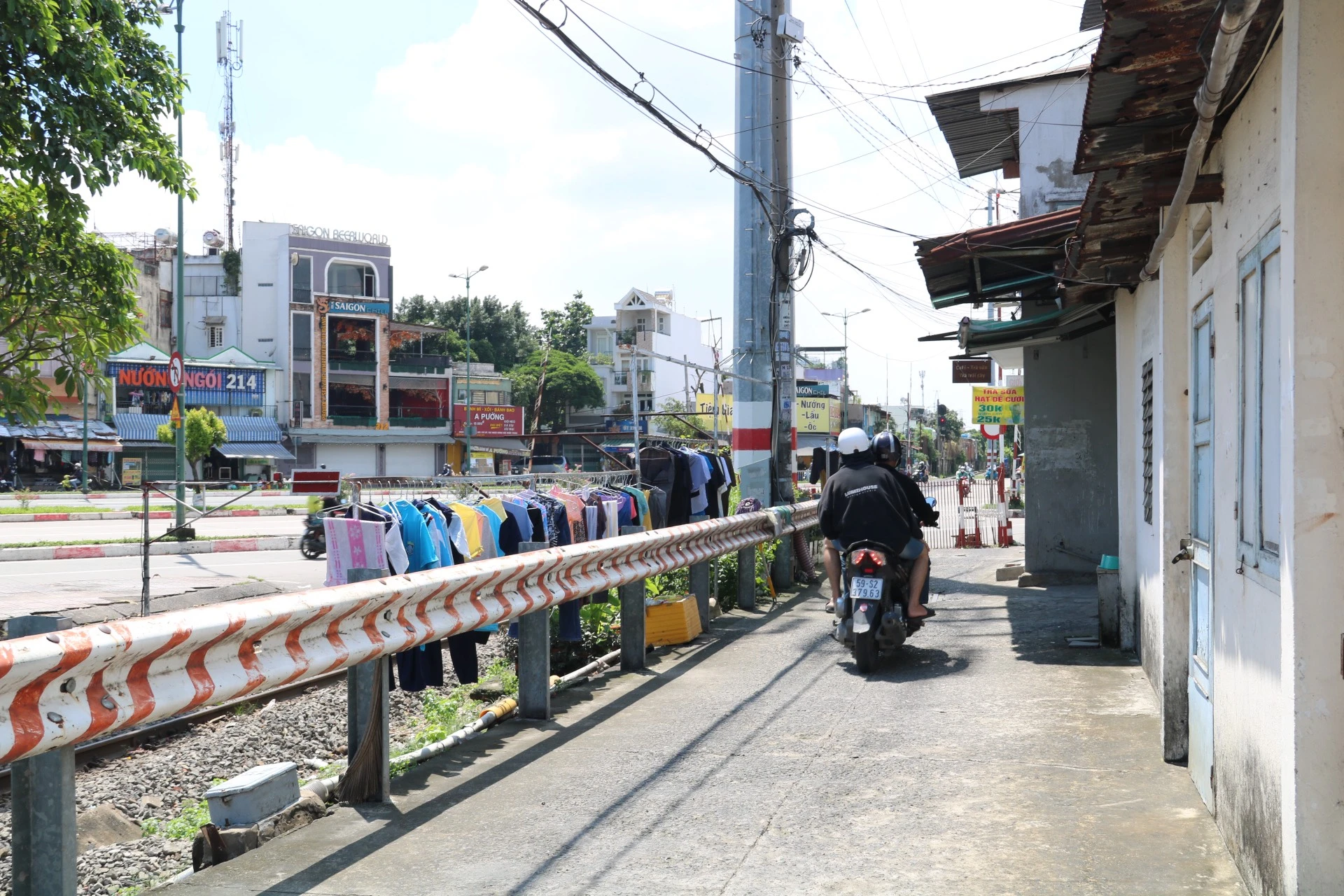 Nhiều hộ dân phơi đồ phía trong hàng rào đường sắt trên đường Phạm Văn Đồng (TP Thủ Đức). z4812868133680_94bb034986177d1d4b5fe4393d516746.jpg