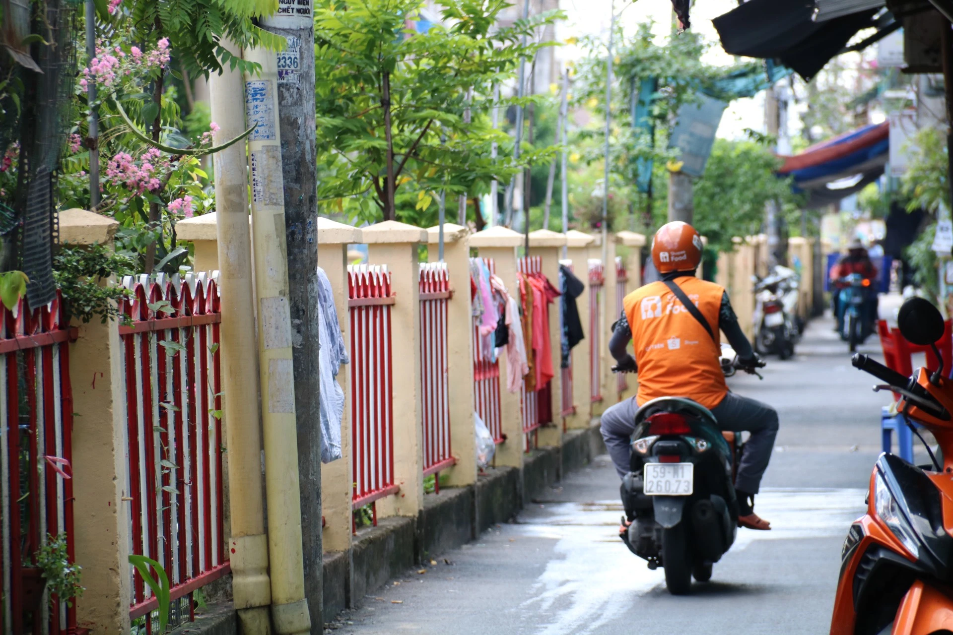 Quần áo của người dân được treo trên hàng rào đường sắt trên đường Chiến Thắng (Phú Nhuận). z4812868138770_f38f38c3718c6ae3382086b3225e47a8.jpg