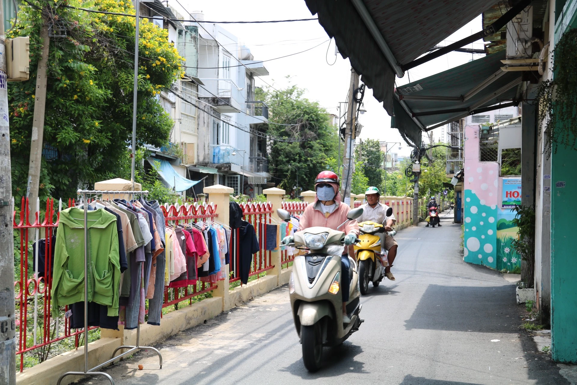 Quần áo được người dân phơi trên hàng rào lẫn trên hành lang đường sắt. z4812868153408_e4bb02eb54bc3cbdc2d8bb275e67356e.jpg
