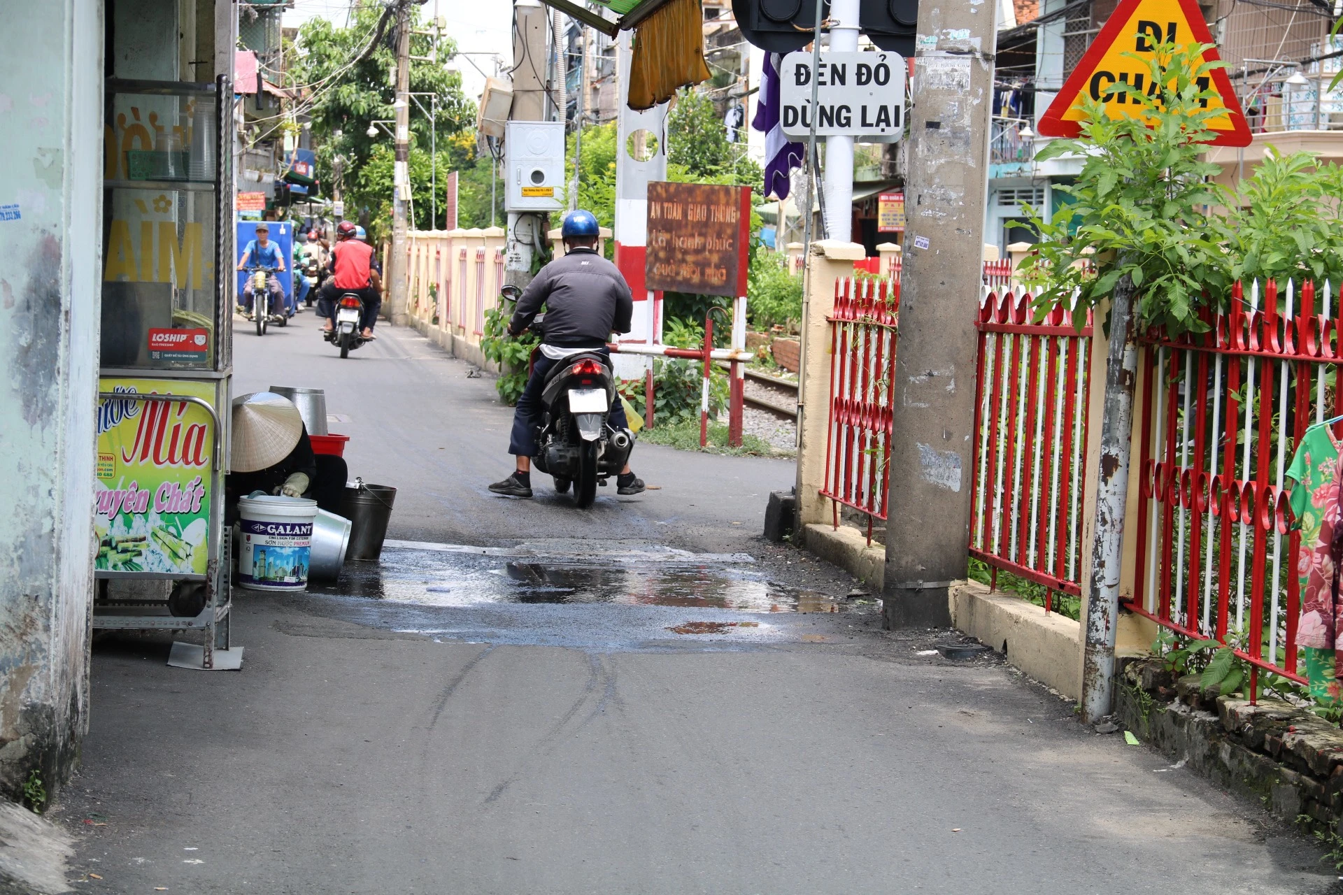 Người buôn bán rửa chén, đổ nước ra đường. z4812868153590_04612bb46a4df3277e73e6b2e56bbf45.jpg