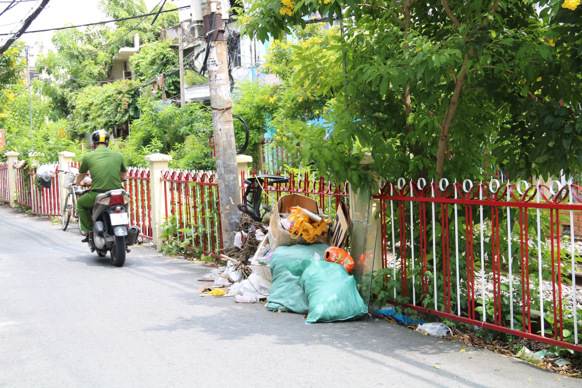 Rác tập kết nhiều nơi cạnh hàng rào đường sắt. z4812868153686_9809b84159289d4dd90e10987f878521.jpg