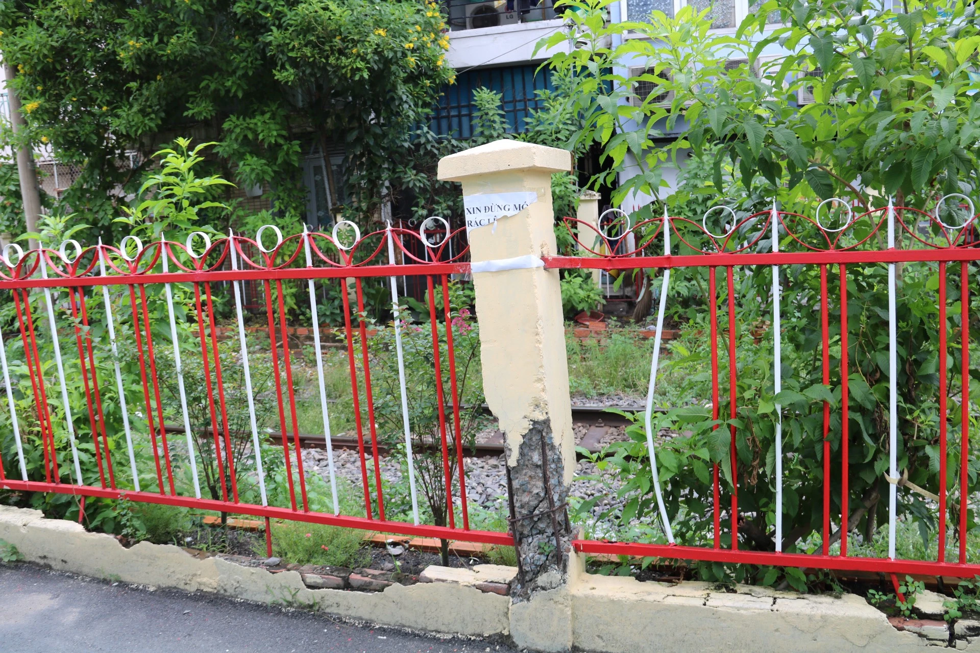 Nhiều trụ bê tông trên hàng rào đường sắt bị xuống cấp, thanh sắt bị bẻ cong. z4812868184556_0d9d68e1d5a2699b2fc31839ec767ae8.jpg