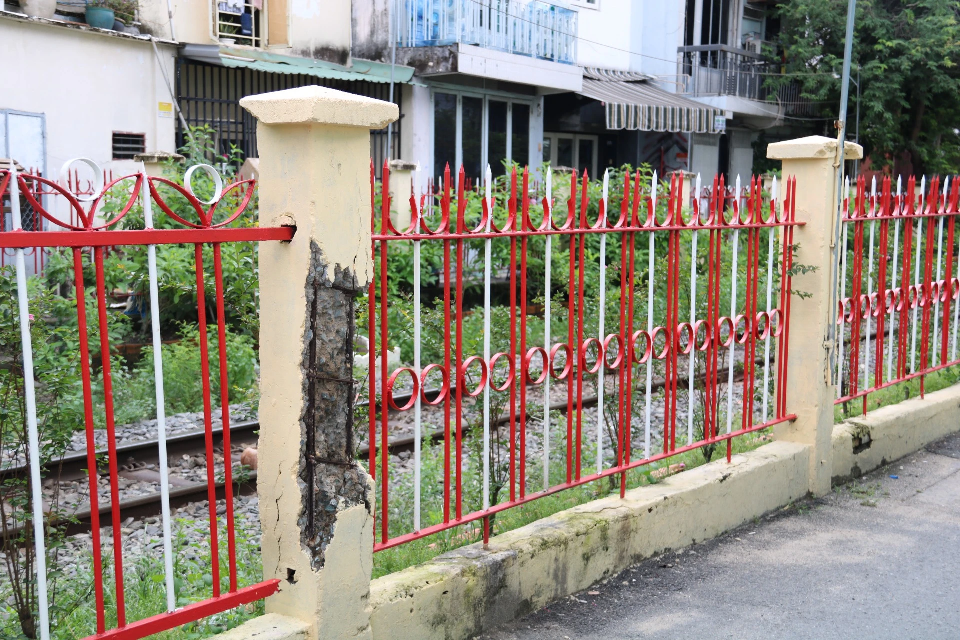 Trụ bê tông trơ thanh sắt ra ngoài. z4812868201272_c5b53a6b34d9d63686766f3f775016f2.jpg