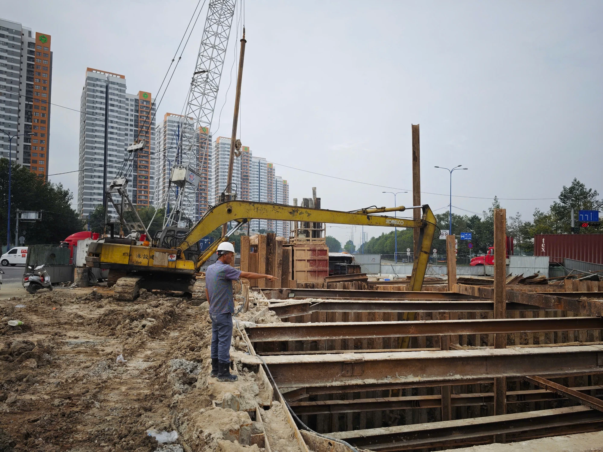 Anh Nguyễn Hữu Tuyền, Chỉ huy phó gói thầu HC1-01 đảm nhận vai trò chỉ huy trong nhiều dự án thi công xuyên Tết. 1-thi-cong-xuyen-tet-03.jpg