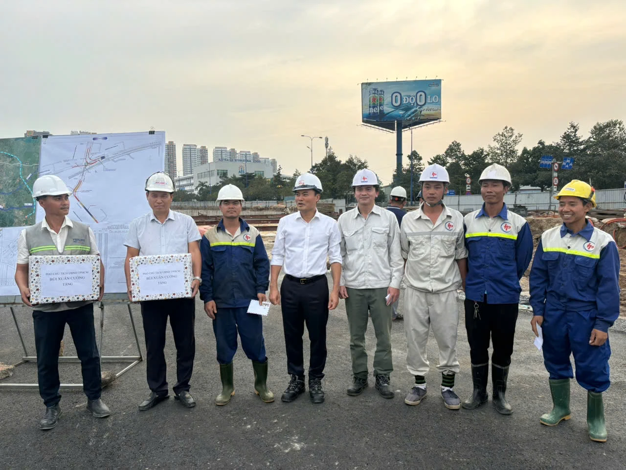 Phó Chủ tịch UBND TP.HCM Bùi Xuân Cường chúc Tết, động viên công nhân thi công tại công trường dự án xây dựng nút giao An Phú. thi-cong-xuyen-tet-01.jpg