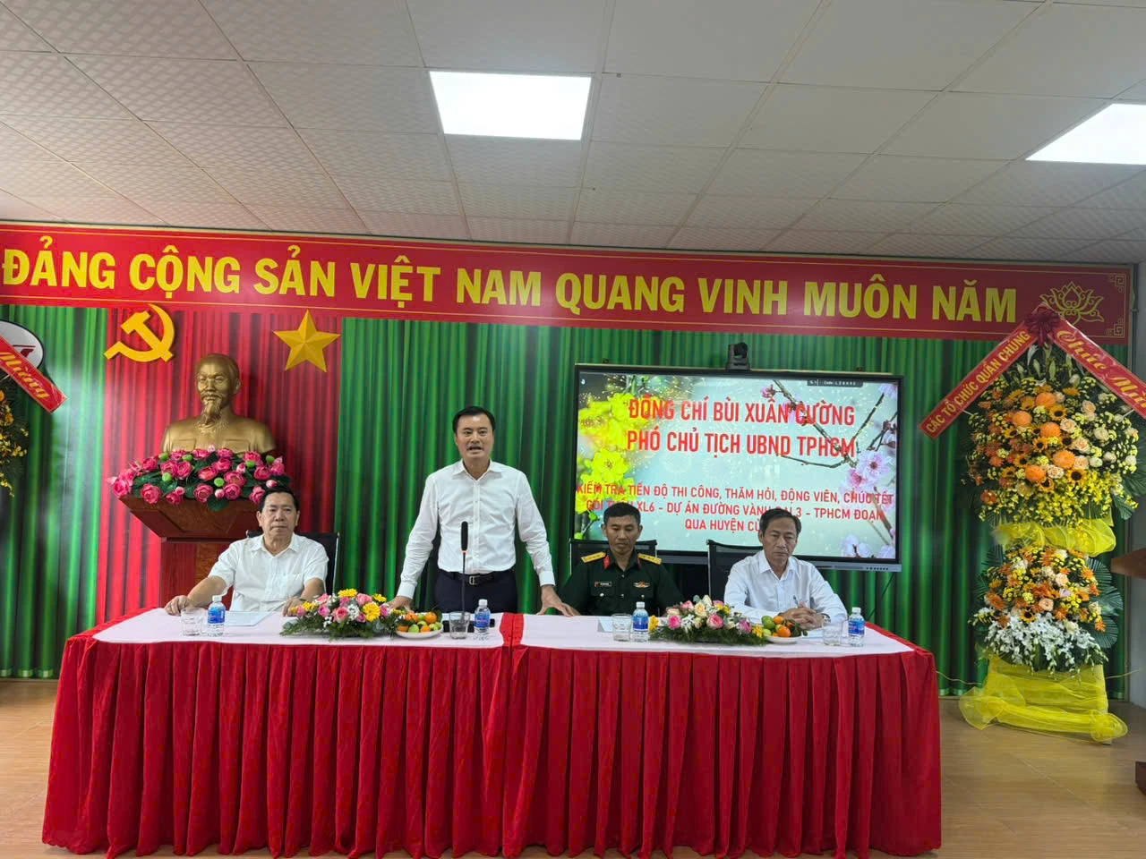 Phó Chủ tịch UBND TP.HCM Bùi Xuân Cường thăm hỏi động viên công nhân, kỹ sư dự án đường Vành đai 3. Ảnh: ĐÀO TRANG thi-cong-xuyen-tet.jpg