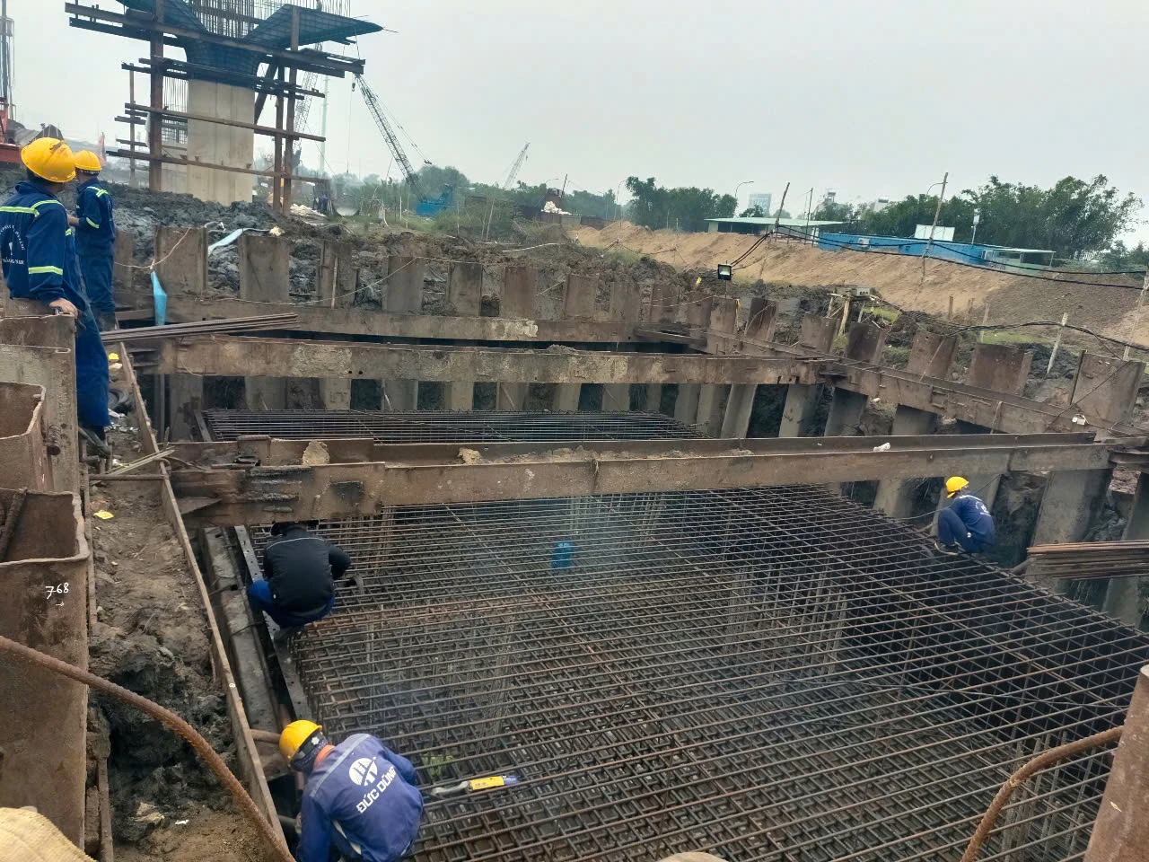 Máy móc, nhân sự trên công trường được huy động tối đa. vanh-dai-3-34.jpg