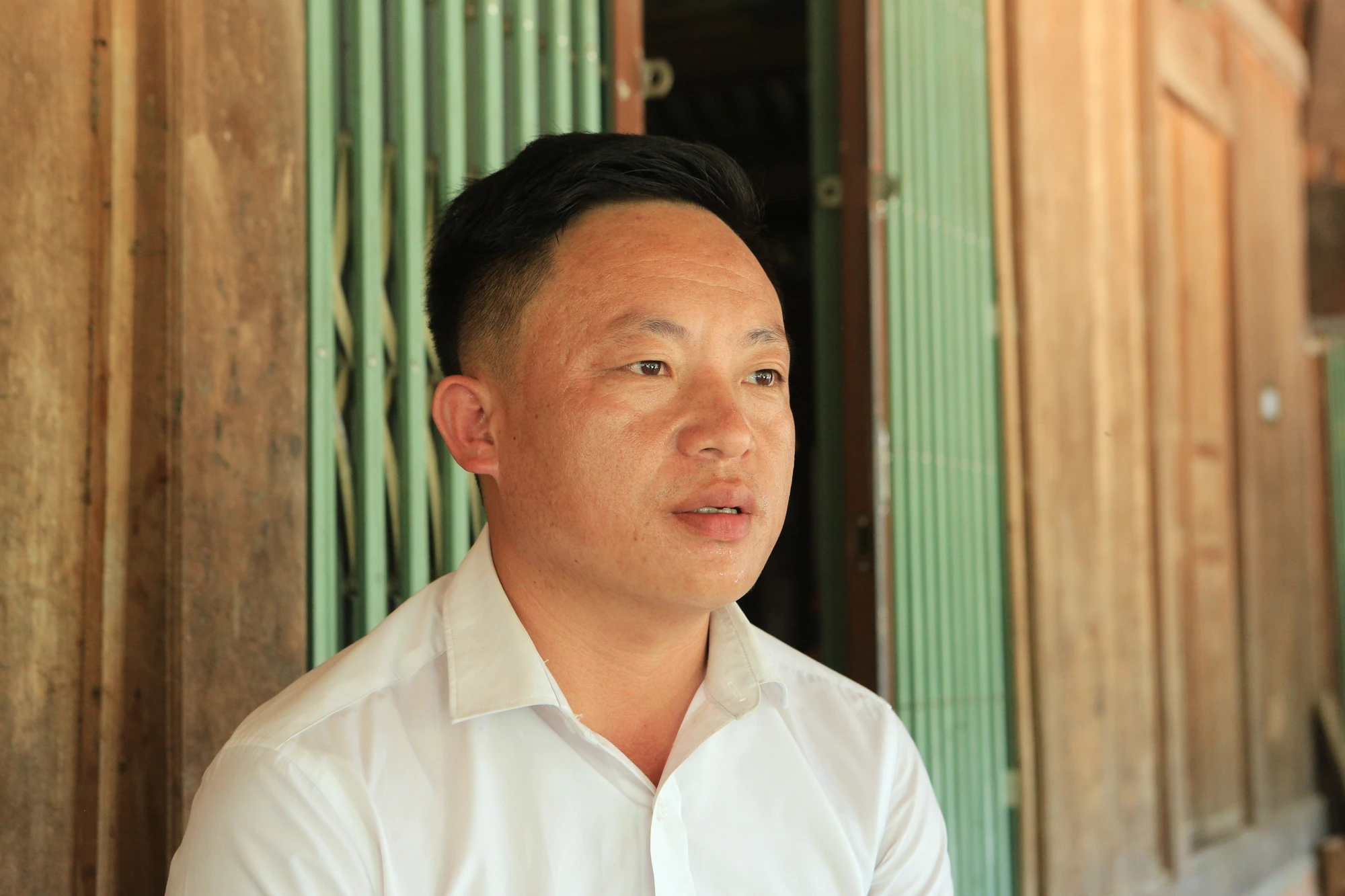 Anh Sùng A Pó, Chủ tịch Hội Nông dân xã Trung Lý, chia sẻ về hành trình thoát nghèo của bà con khi vượt qua hủ tục, ma túy từng tàn phá bản làng nơi đây. Ảnh: ĐẶNG TRUNG Những cuộc cách mạng ở bản đồng bào Mông-15.jpg