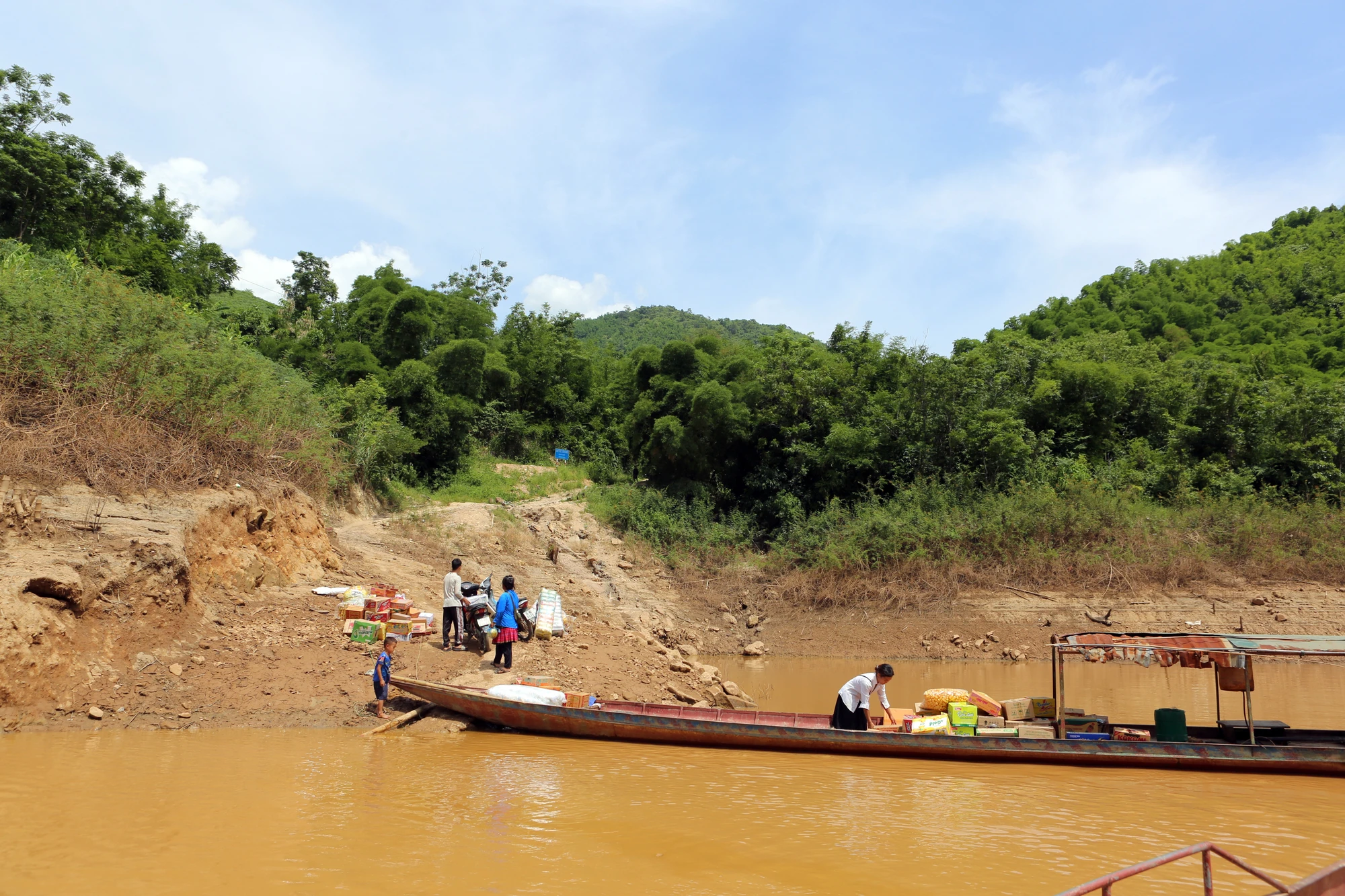 Những tiểu thương đưa hàng hóa vượt sông Mã để vào bản Tà Cóm bán cho người dân. Ảnh: ĐẶNG TRUNG Những cuộc cách mạng ở bản đồng bào Mông-7.jpg